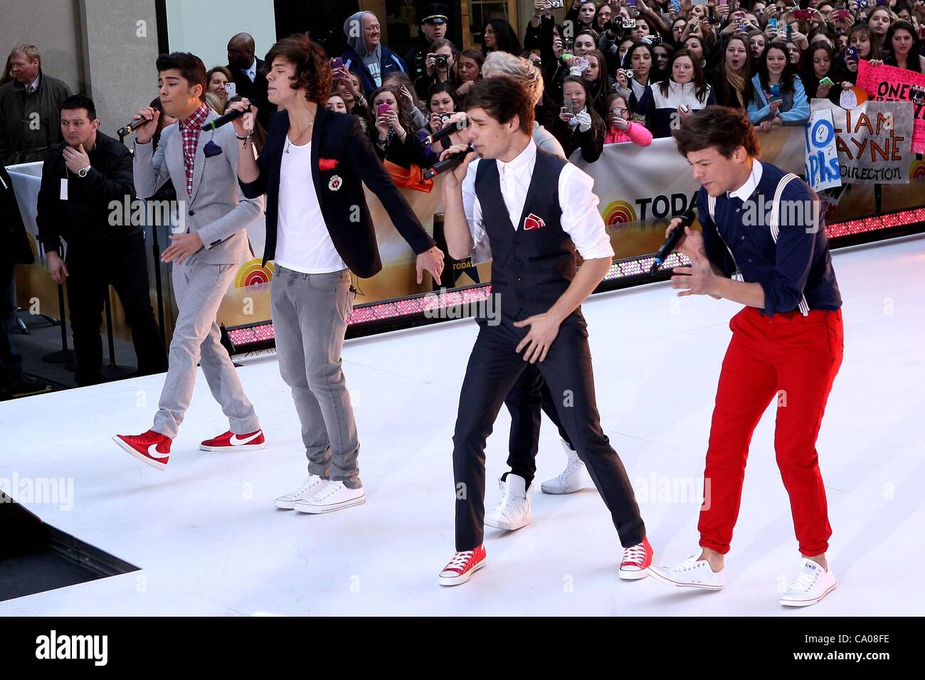 Zayn Malik, Harry Styles, Liam Payne, Louis Tomlinson für NBC heute Show-Konzert mit One Direction, Rockefeller Plaza, New York, NY 12. März 2012 auf der Bühne. Foto von: Steve Mack/Everett Collection Stockfoto