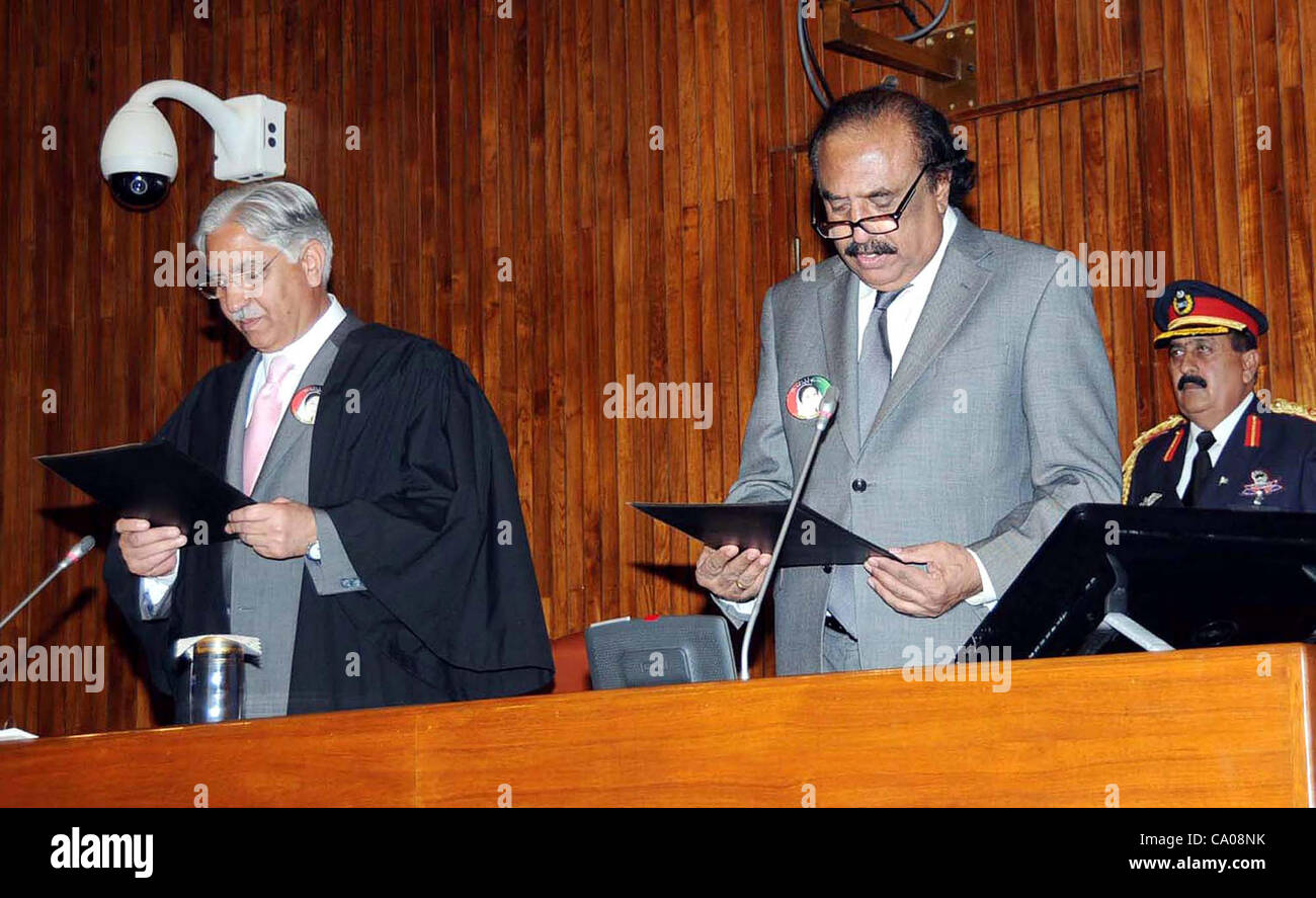 Vorsitzender des Senats, Syed Nayyar Hussain Bukhari verwaltet den Eid, den Senat stellvertretender Vorsitzender, Sabir Ali Baloch während der Zeremonie im Parliament House in Islamabad auf Montag, 12. März 2012 unter Eid. Stockfoto