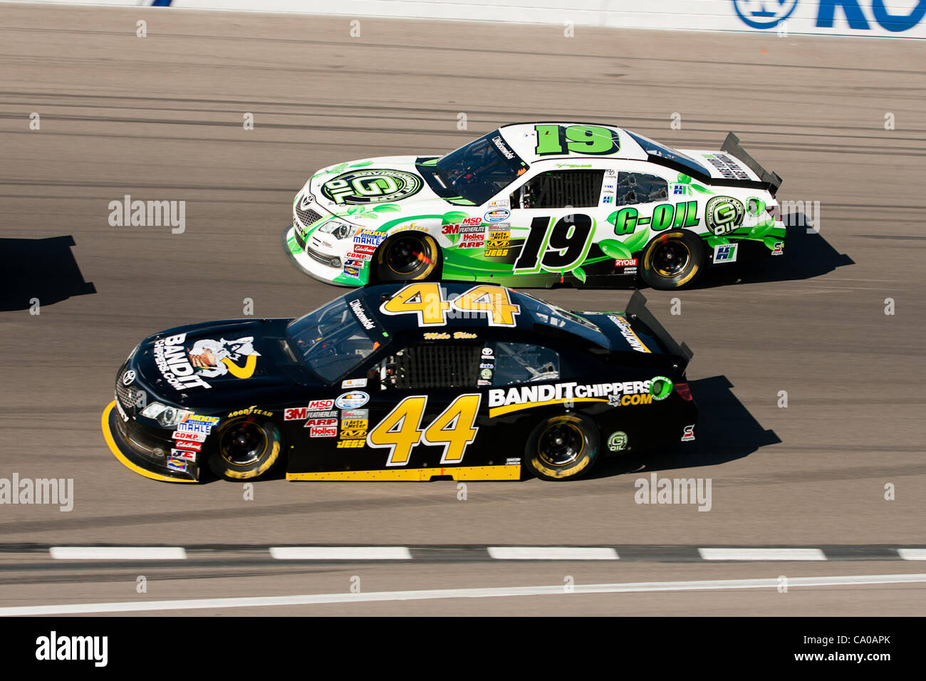 10. März 2012 - Las Vegas, Nevada, USA - Mike Bliss, Fahrer der #44 TriStar Motorsports Toyota Camry und Tayler Malsam, Fahrer # 19-Öl Toyota Camry, während die spannende Renn-Action bei der NASCAR Nationwide Series Sams Town 300 auf dem Las Vegas Motor Speedway in Las Vegas, Nevada. (Credi Stockfoto