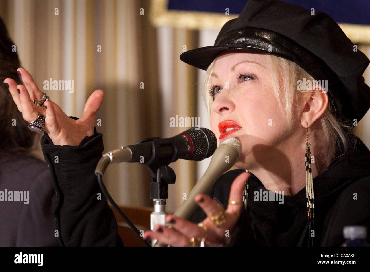 Cyndi Lauper, 12. März 2012: Tokyo, Japan - Gesten amerikanische Popstar Cyndi Lauper, wie sie vor der in- und ausländischen Medien während einer Pressekonferenz am Einkaufsviertels Foreign Correspondents Club of Japan erscheint Stockfoto