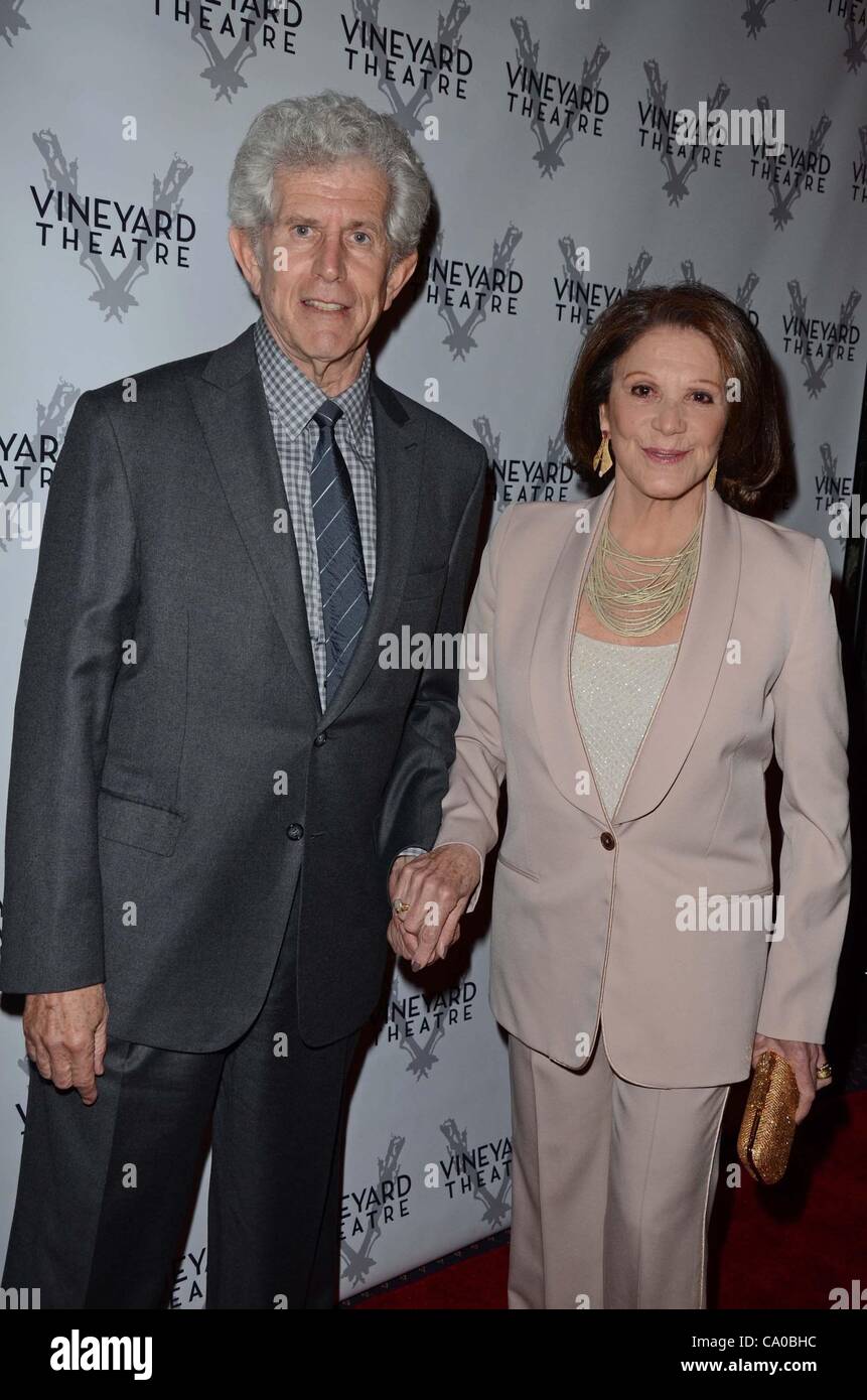 Tony Roberts, Linda Lavin im Ankunftsbereich für 2012 Vineyard Theater Gala zu Ehren Linda Lavin, Hudson Theatre, New York, NY 12. März 2012. Foto von: Derek Sturm/Everett Collection Stockfoto