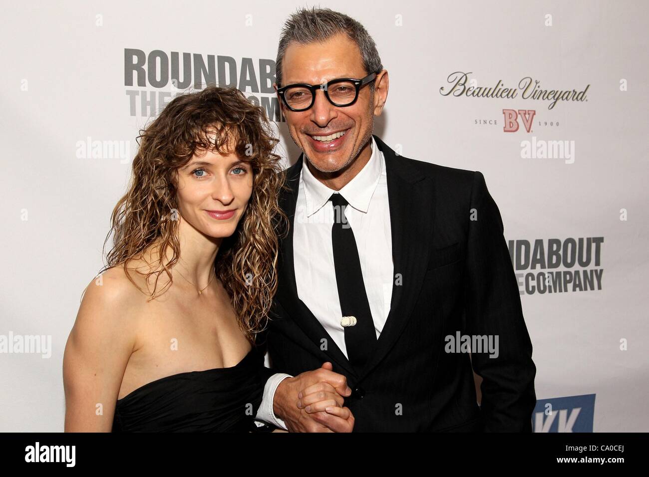 Emilie Livingston, Jeff Goldblum im Ankunftsbereich für den Kreisverkehr Theatre Company 2012 Spring Gala, Hammerstein Ballroom, New York, NY 12. März 2012. Foto von: Steve Mack/Everett Collection Stockfoto