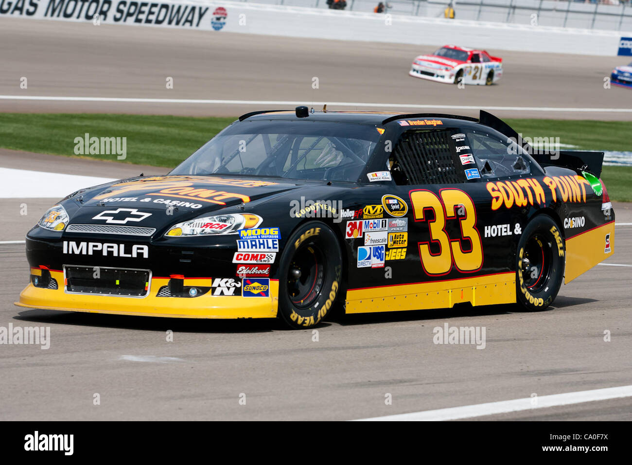 11. März 2012 - Las Vegas, Nevada, USA - Brendan Gaughan, Fahrer der #33 South Point Hotel & Casino Chevrolet Impala, macht eine frühe Grube während die spannende Renn-Action im NASCAR Sprint Cup Serie Kobalt Tools 400 auf dem Las Vegas Motor Speedway in Las Vegas, Nevada zu stoppen. (Kredit-Bild: © Matt Stockfoto