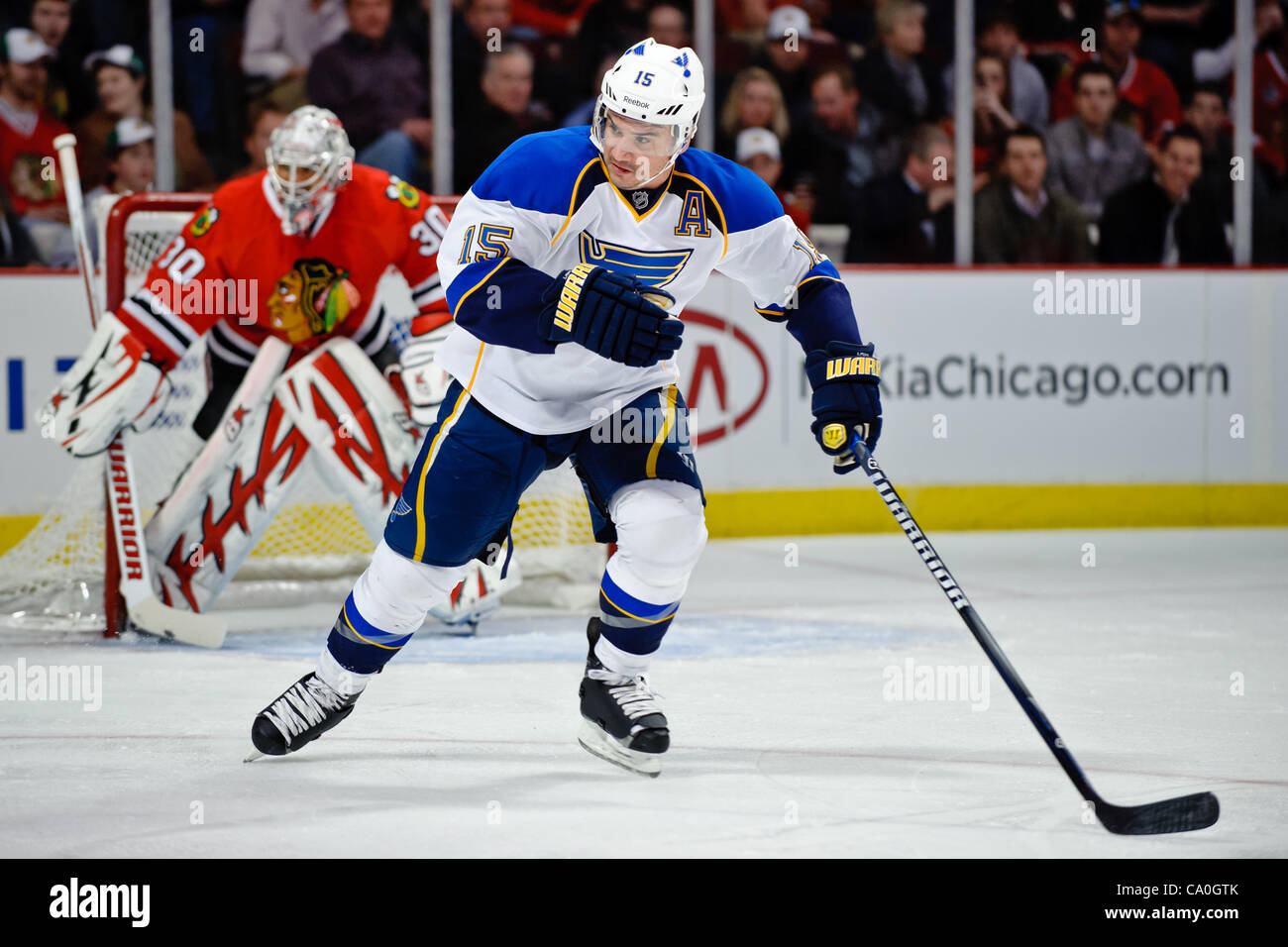 13. März 2012 - Chicago, Illinois, USA - St. Louis rechten Flügel Jamie Langenbrunner (15) während des NHL-Spiels zwischen den Chicago Blackhawks und den St. Louis Blues im United Center in Chicago, IL. Die Blackhawks besiegt den Blues 4-3 in eine Schießerei. (Kredit-Bild: © John Rowland/Southcreek/ZUMAPRES Stockfoto