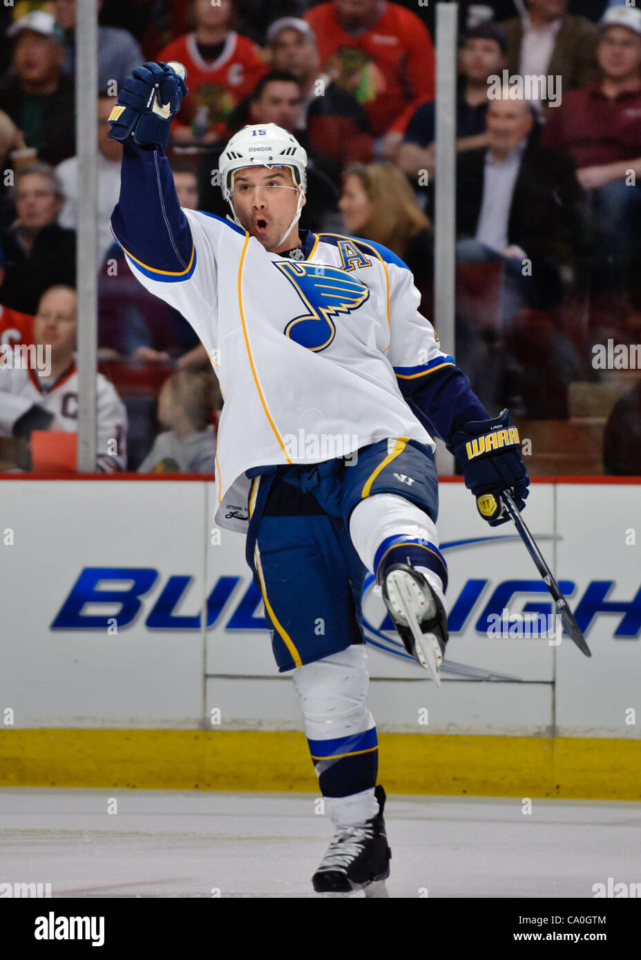 13. März 2012 - feiert Chicago, Illinois, USA - St. Louis rechten Flügel Jamie Langenbrunner (15) sein Tor während des NHL-Spiels zwischen den Chicago Blackhawks und den St. Louis Blues im United Center in Chicago, IL. Die Blackhawks besiegt den Blues 4-3 in eine Schießerei. (Kredit-Bild: © John Rowland Stockfoto