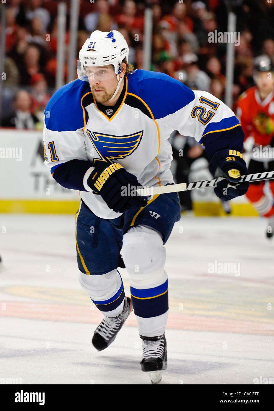 13. März 2012 - Chicago, Illinois, USA - St. Louis Zentrum Patrik Berglund (21) während der NHL-Spiel zwischen den Chicago Blackhawks und den St. Louis Blues im United Center in Chicago, IL. Die Blackhawks besiegt den Blues 4-3 in eine Schießerei. (Kredit-Bild: © John Rowland/Southcreek/ZUMAPRESS.com) Stockfoto