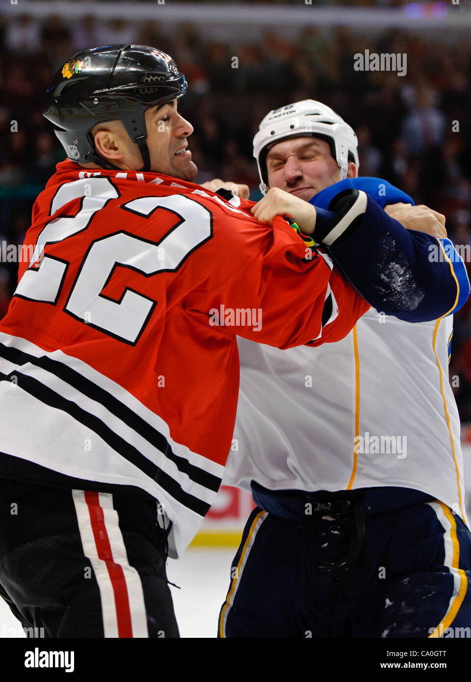 13. März 2012 - Chicago, Illinois, USA - Chicago rechten Flügel Jamal Mayers (22) und St. Louis rechten Flügel B.J. Crombeen (26) Kampf während des NHL-Spiels zwischen den Chicago Blackhawks und den St. Louis Blues im United Center in Chicago, IL. Die Blackhawks besiegt den Blues 4-3 in eine Schießerei. (Credit Stockfoto