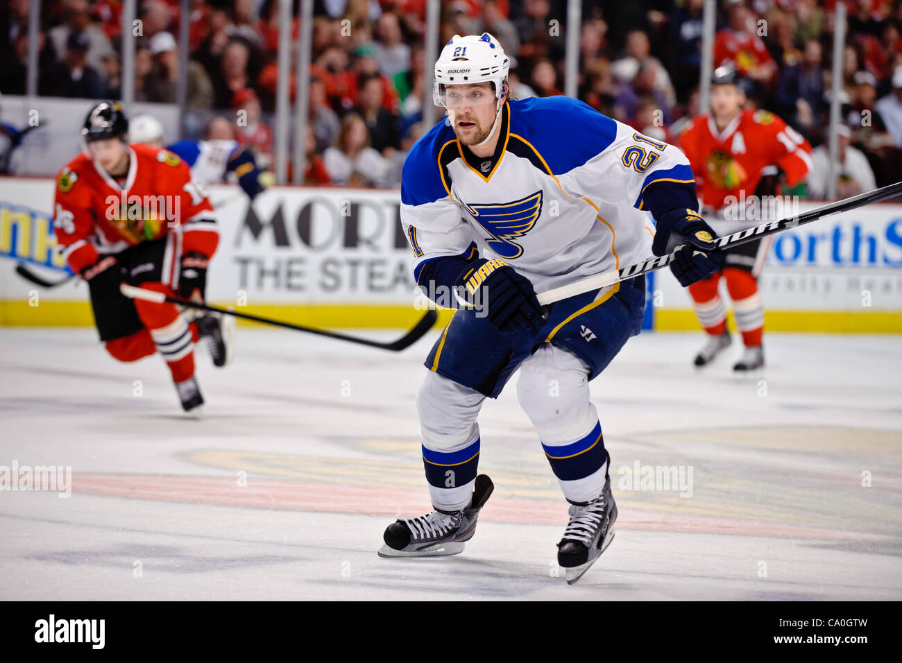 13. März 2012 - Chicago, Illinois, USA - St. Louis Zentrum Patrik Berglund (21) während der NHL-Spiel zwischen den Chicago Blackhawks und den St. Louis Blues im United Center in Chicago, IL. Die Blackhawks besiegt den Blues 4-3 in eine Schießerei. (Kredit-Bild: © John Rowland/Southcreek/ZUMAPRESS.com) Stockfoto