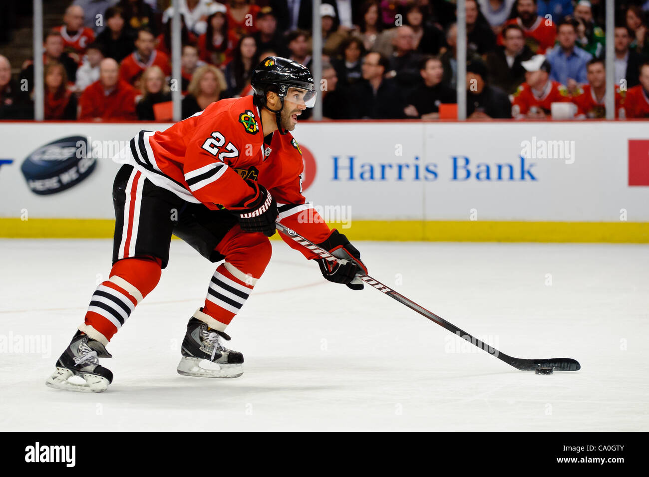 13. März 2012 - skates Chicago, Illinois, USA - Chicago Verteidiger Johnny Oduya (27) mit dem Puck während des NHL-Spiels zwischen den Chicago Blackhawks und die St. Louis Blues im United Center in Chicago, IL. Die Blackhawks besiegt den Blues 4-3 in eine Schießerei. (Kredit-Bild: © John Rowland/Southcr Stockfoto