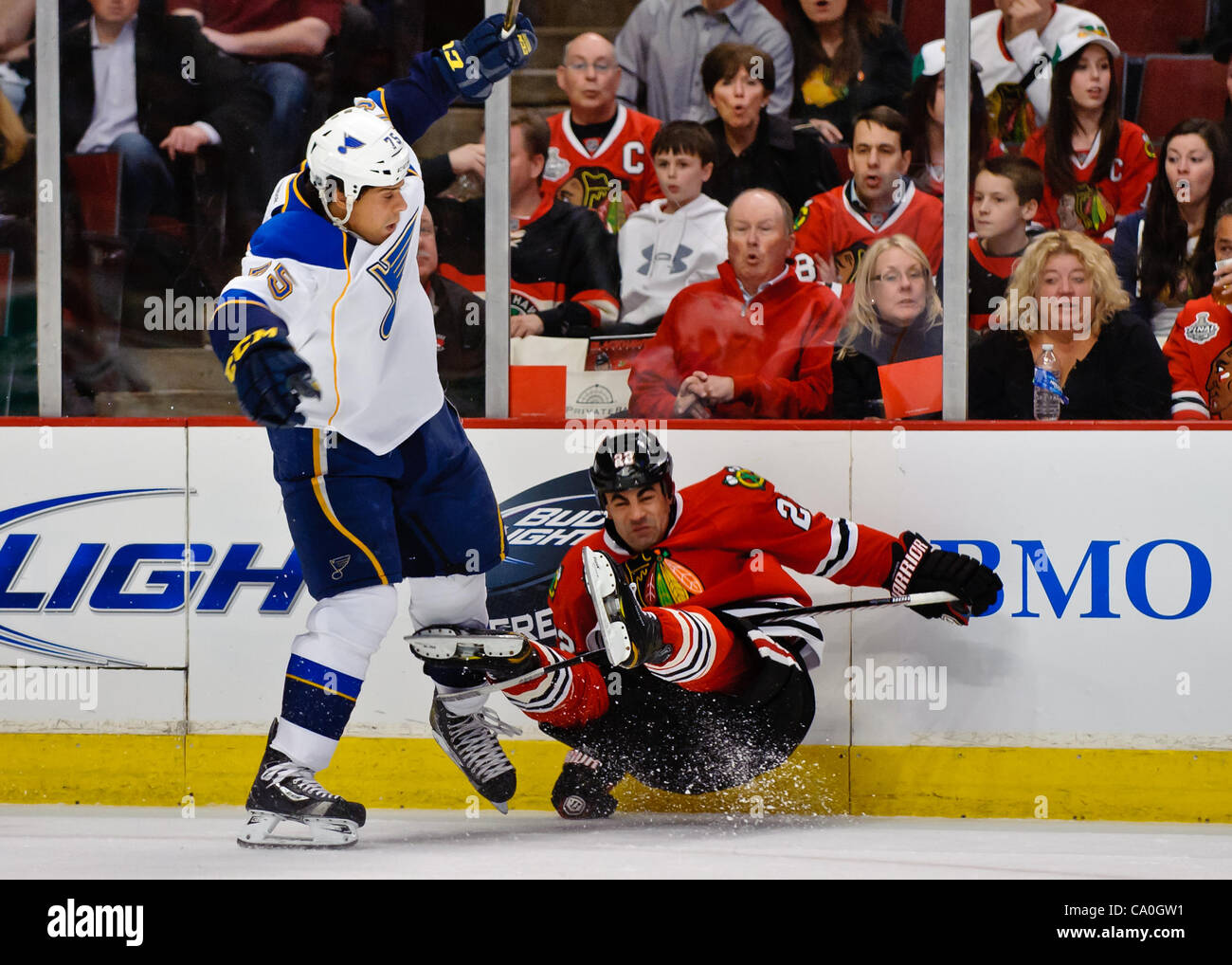 13. März 2012 - Chicago, Illinois, ist US - Chicago rechten Flügel Jamal Mayers (22) von St. Louis rechten Flügel Ryan Reaves (75) während des NHL-Spiels zwischen den Chicago Blackhawks und den St. Louis Blues im United Center in Chicago, IL gecheckt. Die Blackhawks besiegt den Blues 4-3 in eine Stockfoto