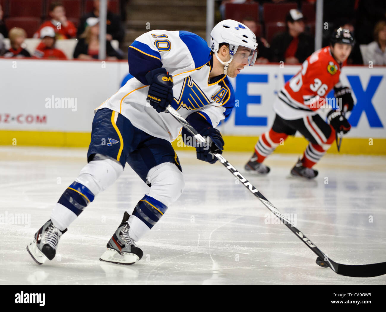 13. März 2012 - skates Chicago, Illinois, USA - St. Louis Zentrum Andy McDonald (10) mit dem Puck während des NHL-Spiels zwischen den Chicago Blackhawks und die St. Louis Blues im United Center in Chicago, IL. Die Blackhawks besiegt den Blues 4-3 in eine Schießerei. (Kredit-Bild: © John Rowland/Southcre Stockfoto