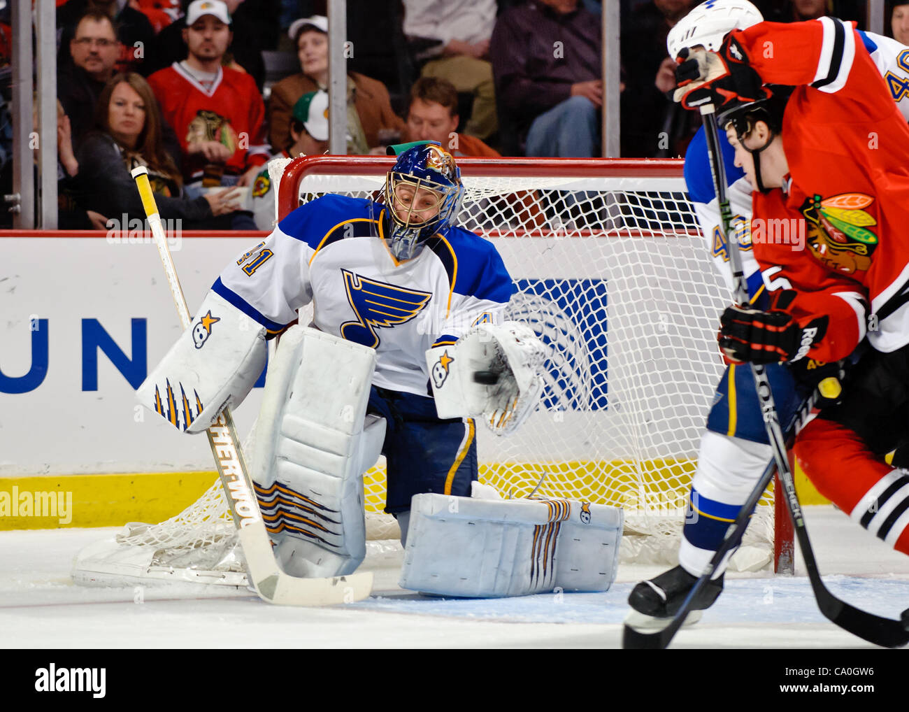 13. März 2012 - macht Chicago, Illinois, USA - St. Louis Goalie Jaroslav Halak (41) einen Handschuh während des NHL-Spiels zwischen den Chicago Blackhawks und den St. Louis Blues im United Center in Chicago, Illinois zu retten. Die Blackhawks besiegt den Blues 4-3 in eine Schießerei. (Kredit-Bild: © John Rowland/Southcree Stockfoto