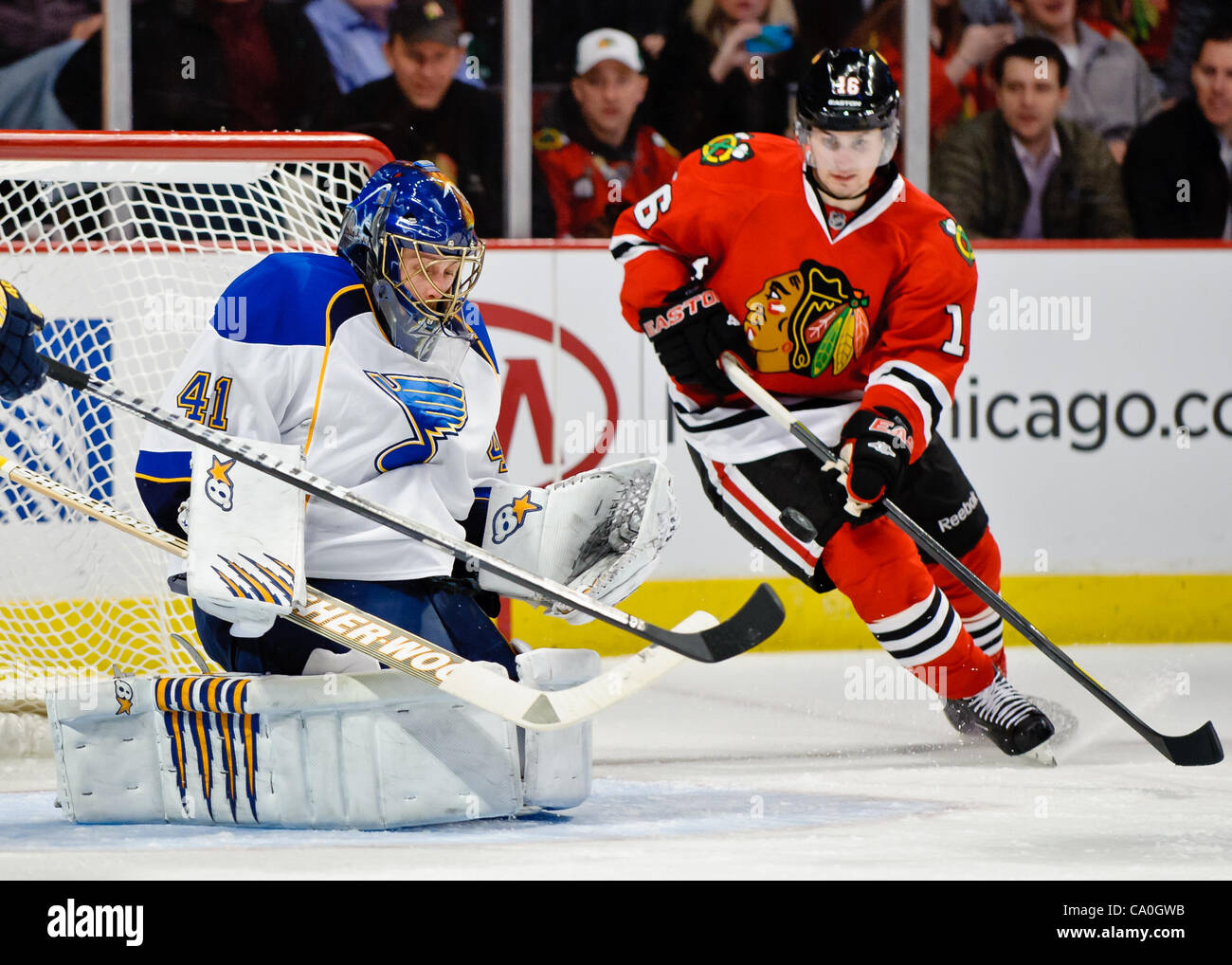 13. März 2012 - blockt Chicago, Illinois, USA - St. Louis Goalie Jaroslav Halak (41) den Schuß ab während Chicago Zentrum geht Marcus Krüger (16) nach der Erholung während des NHL-Spiels zwischen den Chicago Blackhawks und den St. Louis Blues im United Center in Chicago, IL. Die Blackhawks besiegt die Blues-4 Stockfoto