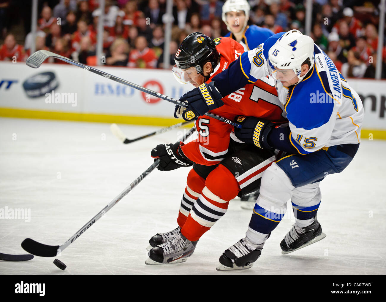 13. März 2012 - Chicago, Illinois, USA - Chicago-linke Andrew Brunette (15) Schlittschuhe mit dem Puck beim St. Louis rechten Flügel Jamie Langenbrunner (15) verteidigt, während das NHL-Spiel zwischen den Chicago Blackhawks und den St. Louis Blues im United Center in Chicago, IL. Die Blackhawks besiegt die Stockfoto