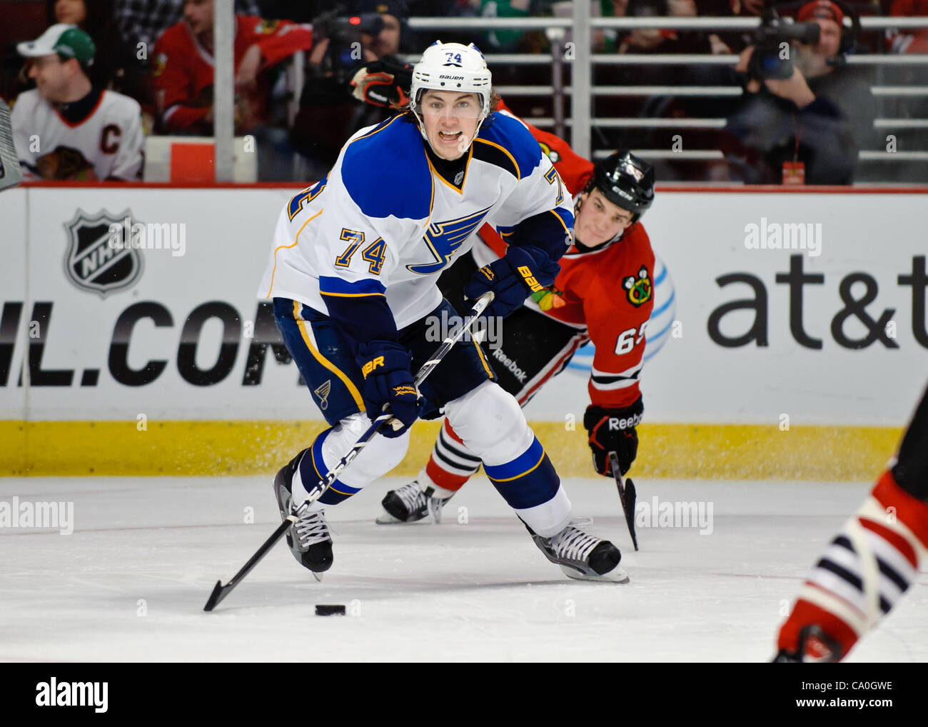 13. März 2012 - Chicago, Illinois, USA - St. Louis Zentrum TJ Oshie (74) Schlittschuhe mit dem Puck während des NHL-Spiels zwischen den Chicago Blackhawks und den St. Louis Blues im United Center in Chicago, IL. Die Blackhawks besiegt den Blues 4-3 in eine Schießerei. (Kredit-Bild: © John Rowland/Southcreek / Stockfoto