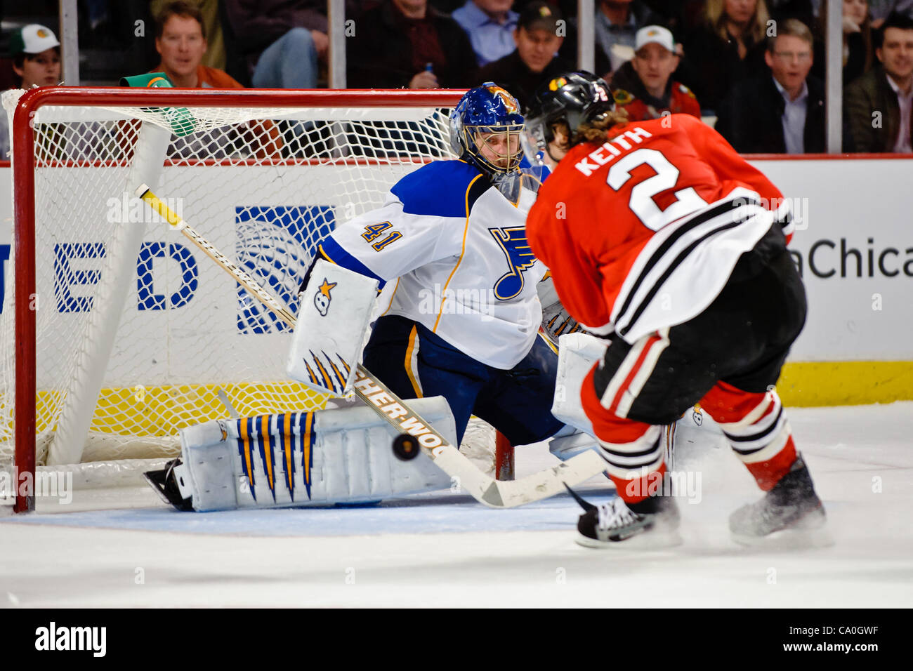 13. März 2012 - blockt Chicago, Illinois, USA - St. Louis Goalie Jaroslav Halak (41) den Schuß auf Chicago Verteidiger Duncan Keith (2) während des NHL-Spiels zwischen den Chicago Blackhawks und den St. Louis Blues im United Center in Chicago, IL. Die Blackhawks besiegt den Blues 4-3 in eine Schießerei. (Credi Stockfoto