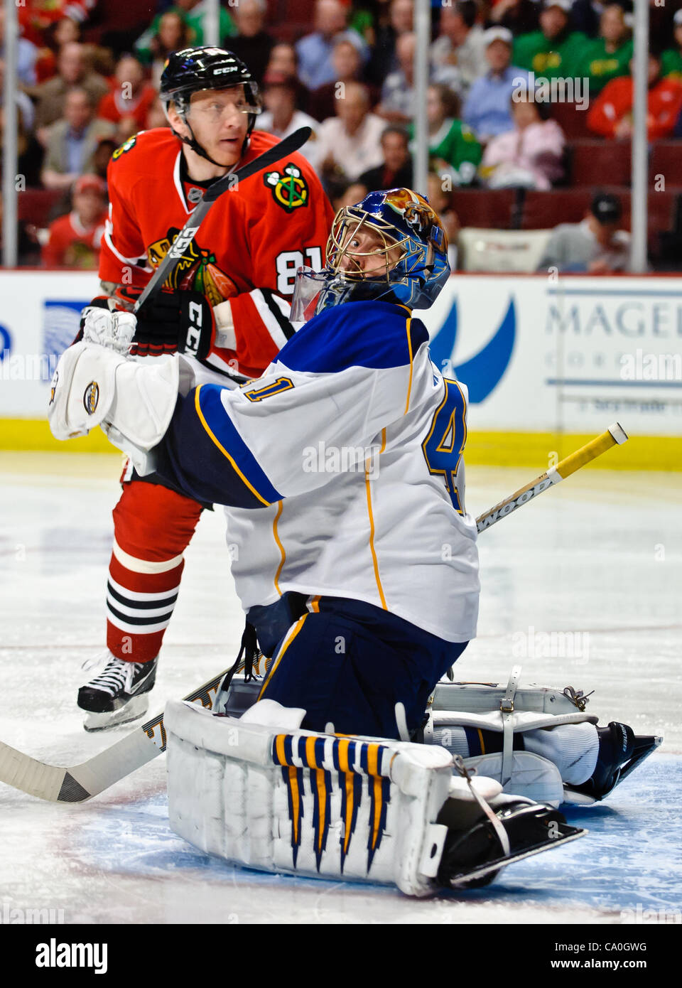 13. März 2012 - lenkt Chicago, Illinois, USA - St. Louis Goalie Jaroslav Halak (41) einen Schuss über das Netz, während Chicago Rechtsaußen Marian Hossa (81) für eine Erholung während der NHL-Spiel zwischen den Chicago Blackhawks und den St. Louis Blues im United Center in Chicago, IL sieht. Die Blackhawks defe Stockfoto
