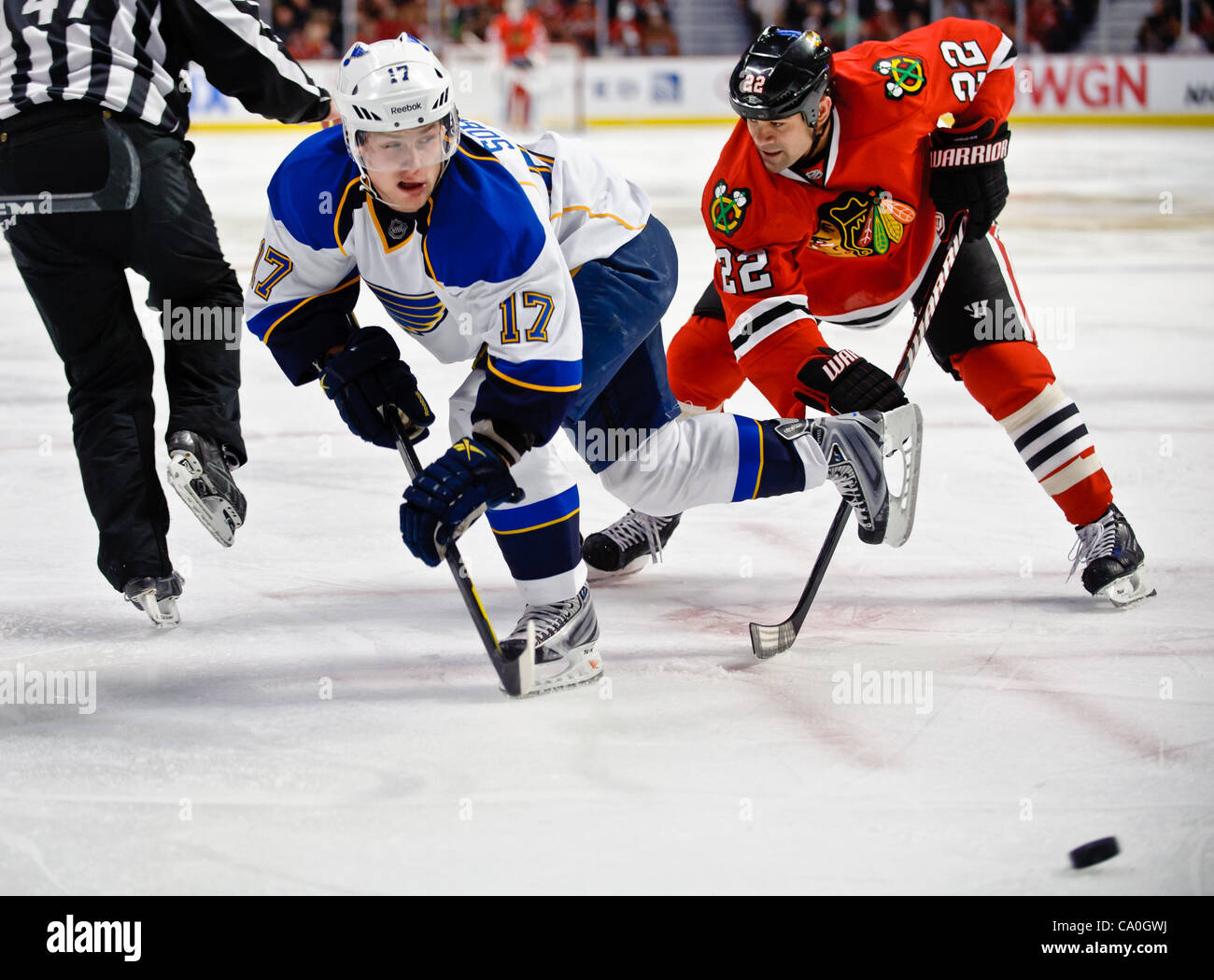 13. März 2012 - Chicago, Illinois, USA - St. Louis Center Vladimir Sobotka (17) gewinnt ein Faceoff aus Chicago rechten Flügel Jamal Mayers (22) während des NHL-Spiels zwischen den Chicago Blackhawks und den St. Louis Blues im United Center in Chicago, IL. Die Blackhawks besiegt den Blues 4-3 in eine Schießerei. Stockfoto