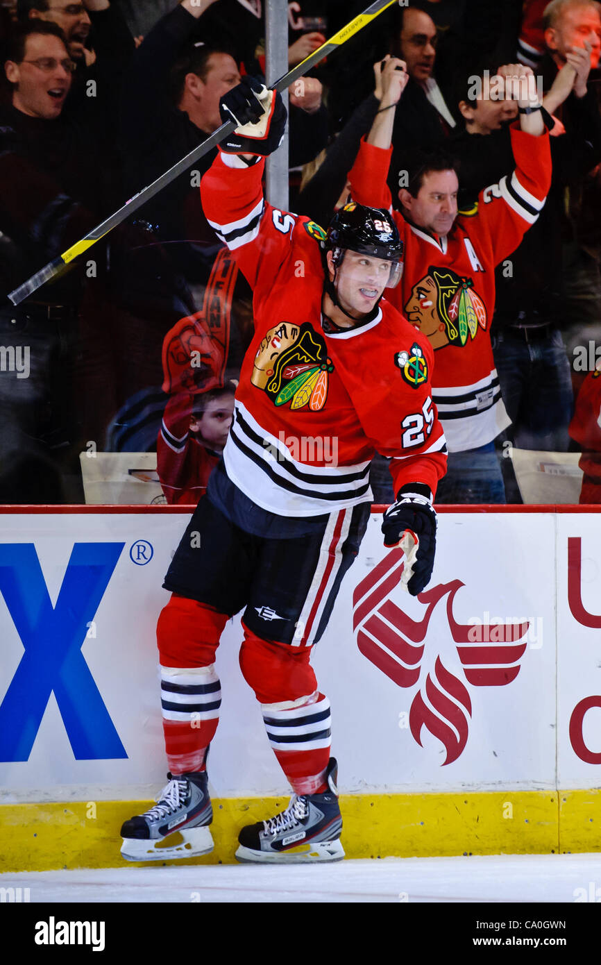 13. März 2012 - feiert Chicago, Illinois, USA - Chicago-linke Viktor Stalberg (25) sein Tor während des NHL-Spiels zwischen den Chicago Blackhawks und den St. Louis Blues im United Center in Chicago, IL. Die Blackhawks besiegt den Blues 4-3 in eine Schießerei. (Kredit-Bild: © John Rowland/Southc Stockfoto