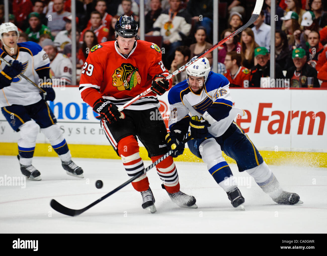 13. März 2012 - wing Chicago, Illinois, USA - Chicago links Bryan Bickell (29) und St. Louis Verteidiger Roman Polak (46)-Kampf um den Puck in das NHL-Spiel zwischen den Chicago Blackhawks und den St. Louis Blues im United Center in Chicago, IL. Die Blackhawks besiegt den Blues 4-3 in einem shooto Stockfoto