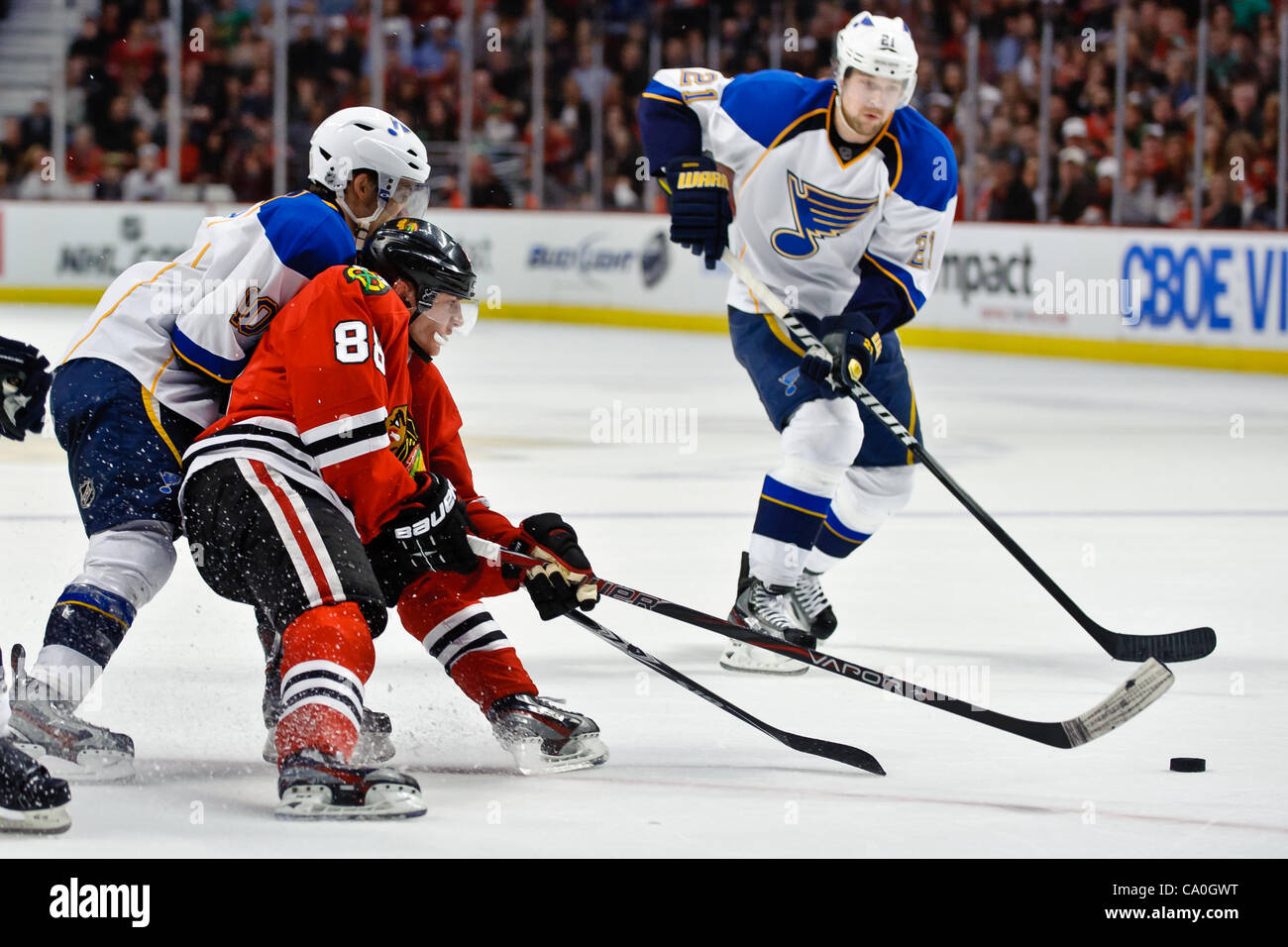13. März 2012 - versucht Chicago, Illinois, USA - Chicago Center Patrick Kane (88) vorbei St. Louis Center Andy McDonald (10) während der NHL-Spiel zwischen den Chicago Blackhawks und den St. Louis Blues im United Center in Chicago, IL, Schlittschuh zu laufen. Die Blackhawks besiegt den Blues 4-3 in eine Schießerei. (Credi Stockfoto