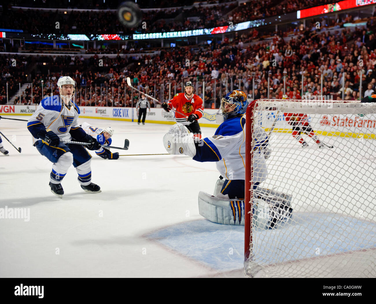13. März 2012 - lenkt Chicago, Illinois, USA - St. Louis Goalie Jaroslav Halak (41) Chicago Verteidiger Brent Seabrook (7) erschossen, während Verteidiger Barret Jackman (5) Uhren während des NHL-Spiels zwischen den Chicago Blackhawks und den St. Louis Blues im United Center in Chicago, IL. Die Blackhaw Stockfoto