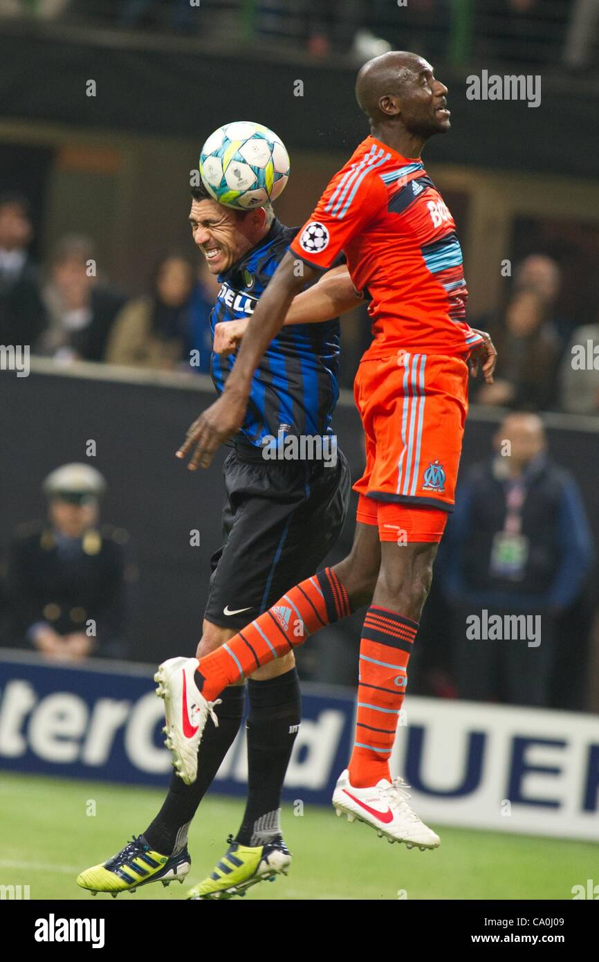 Lucio (Inter), Alou Diarra (Marseille), 13. März 2012 - Fußball / Fußball: UEFA Champions League Runde 16, 2. Etappe match zwischen Inter Mailand 2: 1-Olympique Marseille im Stadio Giuseppe Meazza in Mailand, Italien. Foto von Enrico Calderoni/AFLO SPORT) [0391] Stockfoto