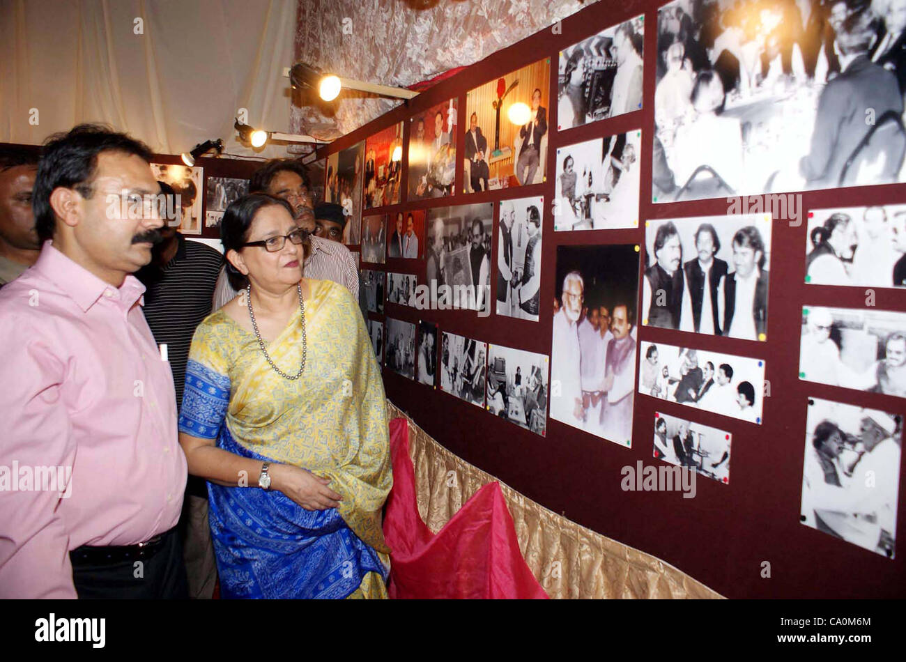 Senator Nasreen Jalil findet großes Interesse in Bildern während Bilder Ausstellung von Muttehda Qaumi Bewegung Chief Altaf Hussain, im Zusammenhang mit der die MQM Youm-e-Tasees (Gründungstag) im Basant Hall in Hyderabad am Mittwoch, 14. März 2012 statt. Stockfoto