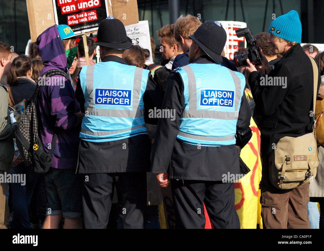 London, UK. 14.03.12. Die traf Polizei neue Protest Liaison Team im Gespräch mit Demonstranten bei einem Protest von Studenten und Mitglieder des besetzen London außerhalb der Department of Business, Innovation and Skills in der Victoria Street. Das Team soll Dialog und das Verständnis zu verbessern. Stockfoto