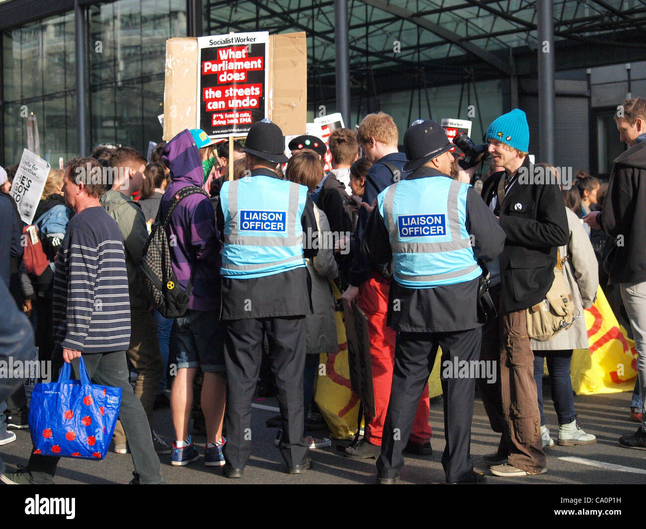 London, UK. 14.03.12. Die traf Polizei neue Protest Liaison Team im Gespräch mit Demonstranten bei einem Protest von Studenten und Mitglieder des besetzen London außerhalb der Department of Business, Innovation and Skills in der Victoria Street. Das Team soll Dialog und das Verständnis zu verbessern. Stockfoto