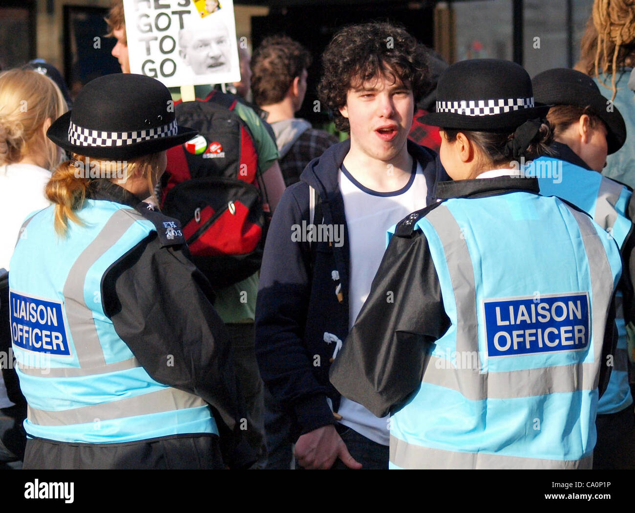 London, UK. 14.03.12. Die traf Polizei neue Protest Liaison Team im Gespräch mit ein Demonstrant bei einem Protest von Studenten und Mitglieder des besetzen London außerhalb der Department of Business, Innovation and Skills in der Victoria Street. Das Team soll Dialog und das Verständnis zu verbessern. Stockfoto