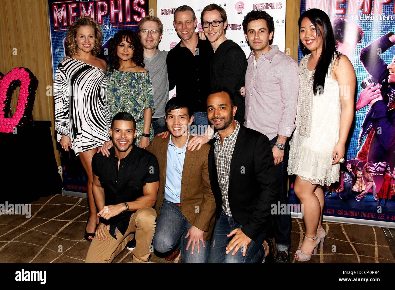 Adam Pascal, Wilson Cruz, Anthony Rapp, Telly Lunge im Ankunftsbereich für MEMPHIS feiert 1000. Leistung On Broadway, 48 Lounge, New York, NY 14. März 2012. Foto von: Steve Mack/Everett Collection Stockfoto