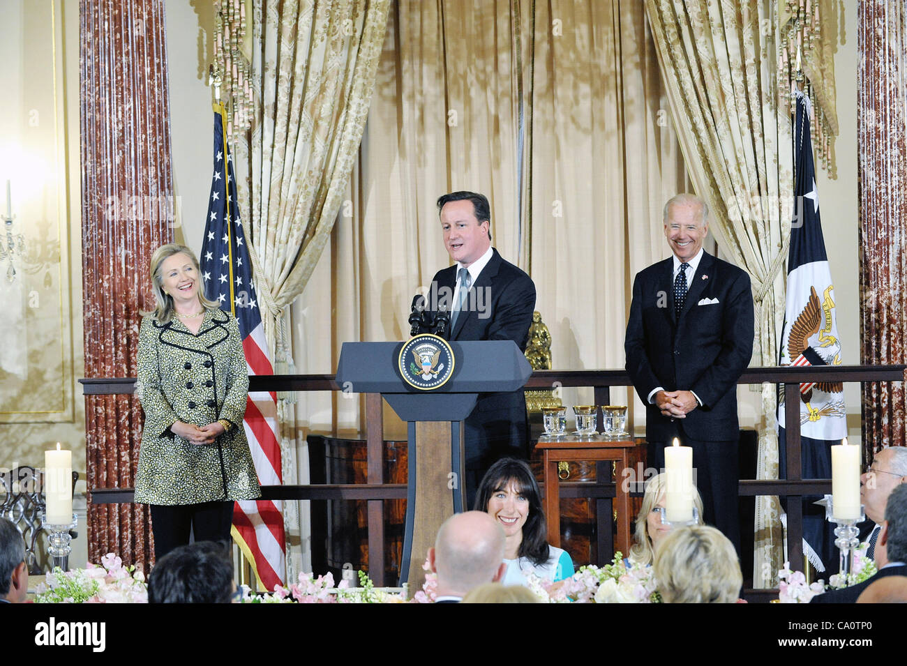 Der britische Premierminister David Cameron liefert Hinweise auf ein Mittagessen mit US-Vizepräsident Joseph Biden und US-Außenministerin Hillary Rodham Clinton an das US Department of State 14. März 2012 in Washington, DC Stockfoto