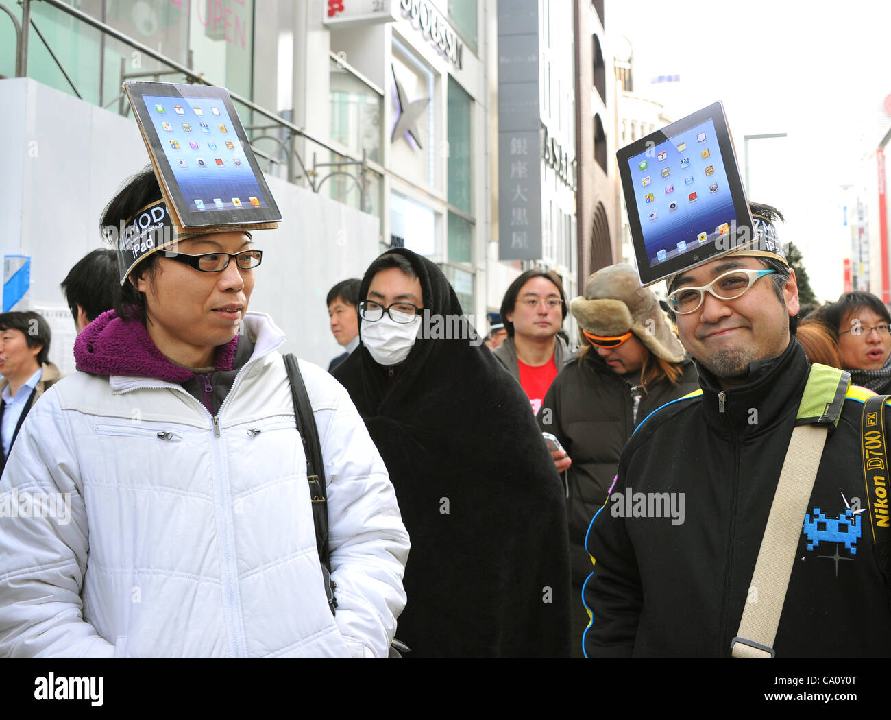 16. März 2012, Tokyo, Japan - trotzen der Kälte am frühen Morgen Line-up japanische Apple Manien auch vor der Veröffentlichung des neuen iPad im Flagship Store von Sioftbank, japanische Händler Äpfel in Einkaufsviertels Ginza-Viertel am Freitag, 16. März 2012. (Foto von Natsuki Sakai/AFLO) AYF - mis- Stockfoto