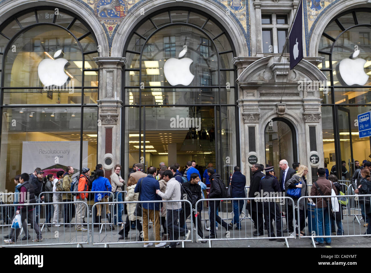 London, UK, 16.03.12. Die dritte Generation iPad ging auf Verkauf im Apple-Flagship-Store in der Regent Street London. "iPad" ist eine Linie der Tablet-Computer von Apple Inc. entwickelt, Apple veröffentlicht das erste iPad im April 2010. Stockfoto