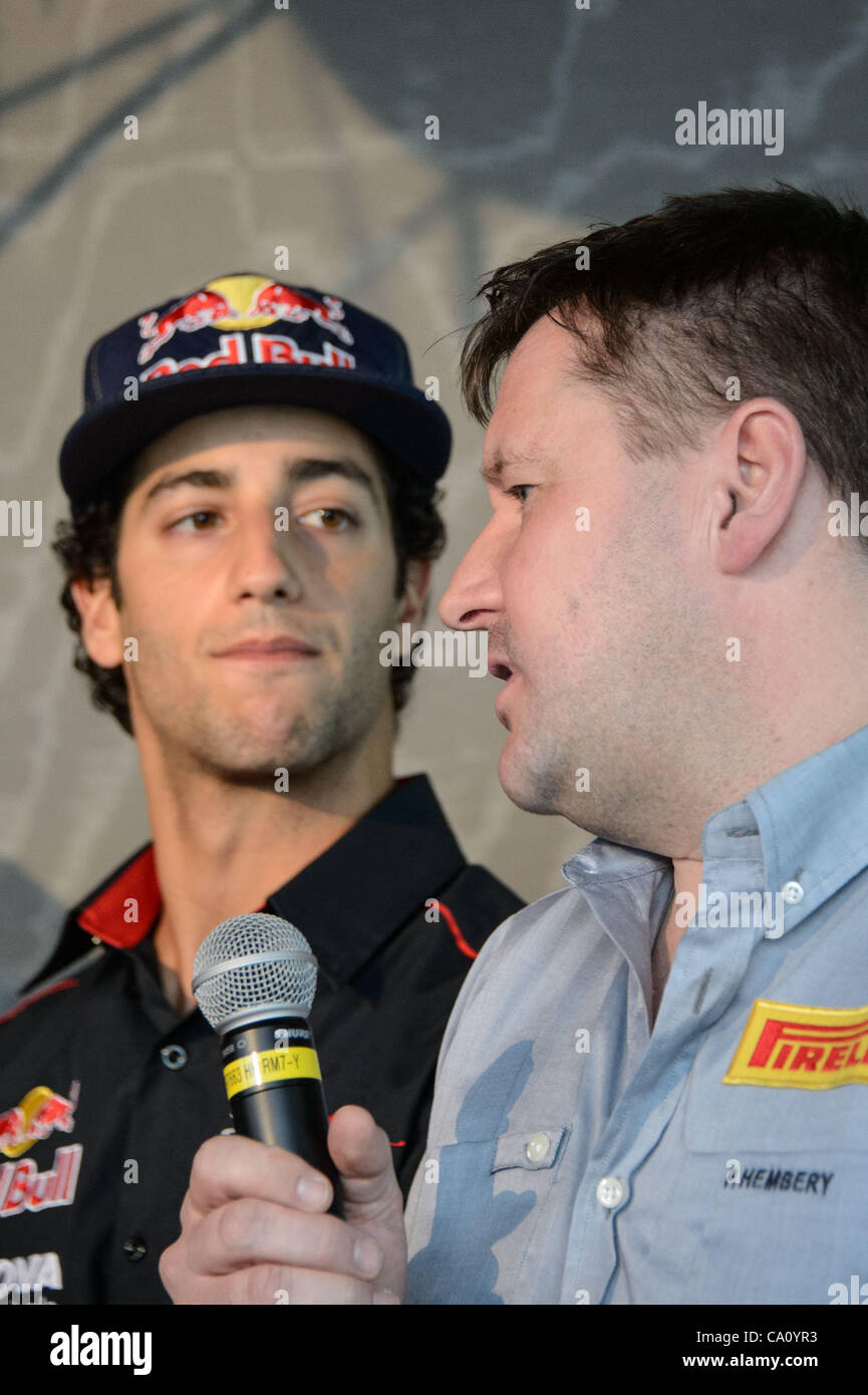 15. März 2012 - Melbourne, Victoria, Australien - Pirelli Motorsport Direktor Paul Hembery und Daniel Ricciardo der Scuderia Toro Rosso-Team beim Pirelli Media Briefing am Rialto Gebäude, 525 Collins Street vor dem Formel 1 Australian Grand Prix 2012 auf dem Albert Park Circuit Stockfoto