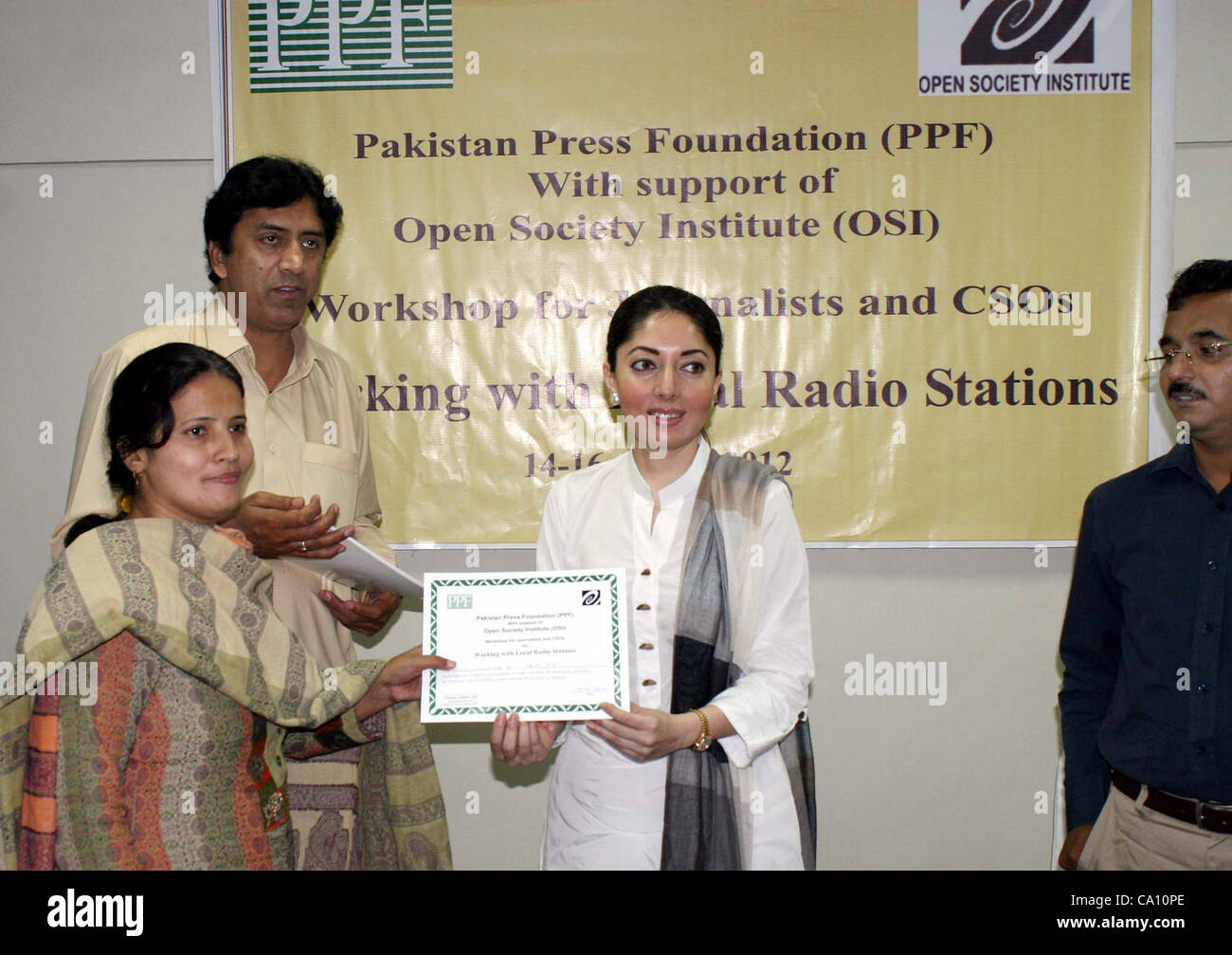 Völker-Partei (PPP)-Führer, vertreibt Sharmila Farooqi Zertifikate unter den Teilnehmern des Workshops für Journalisten und Organisationen der Zivilgesellschaft auf die Arbeit mit lokalen Radiosender von Pakistan Presse Stiftung (PPF) mit Unterstützung des Open Society Institute (OSI) angeordnet, während der Zeremonie Stockfoto