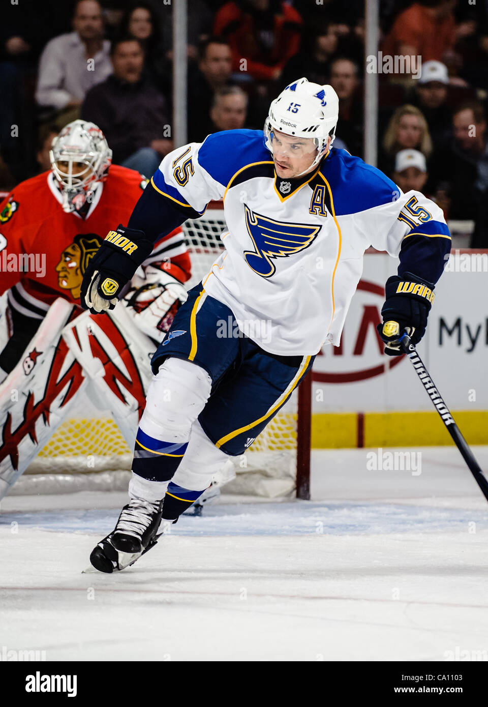 13. März 2012 - Chicago, Illinois, USA - St. Louis rechten Flügel Jamie Langenbrunner (15) während des NHL-Spiels zwischen den Chicago Blackhawks und den St. Louis Blues im United Center in Chicago, IL. Die Blackhawks besiegt den Blues 4-3 in eine Schießerei. (Kredit-Bild: © John Rowland/Southcreek/ZUMAPR Stockfoto