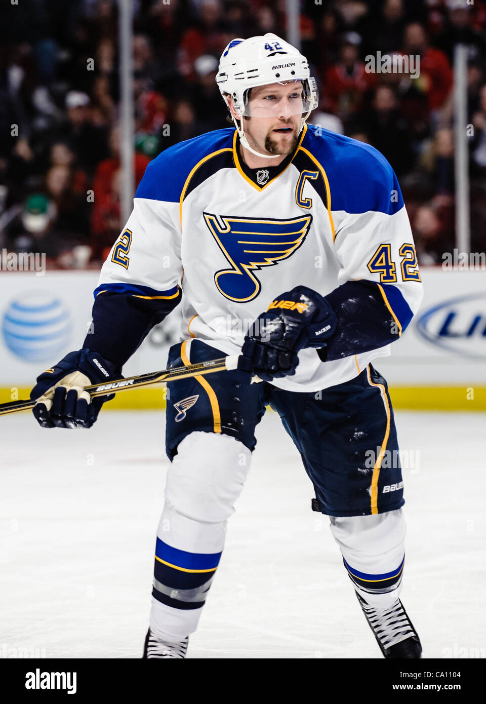 13. März 2012 - Chicago, Illinois, USA - St. Louis Center David Backes (42) während des NHL-Spiels zwischen den Chicago Blackhawks und den St. Louis Blues im United Center in Chicago, IL. Die Blackhawks besiegt den Blues 4-3 in eine Schießerei. (Kredit-Bild: © John Rowland/Southcreek/ZUMAPRESS.com) Stockfoto