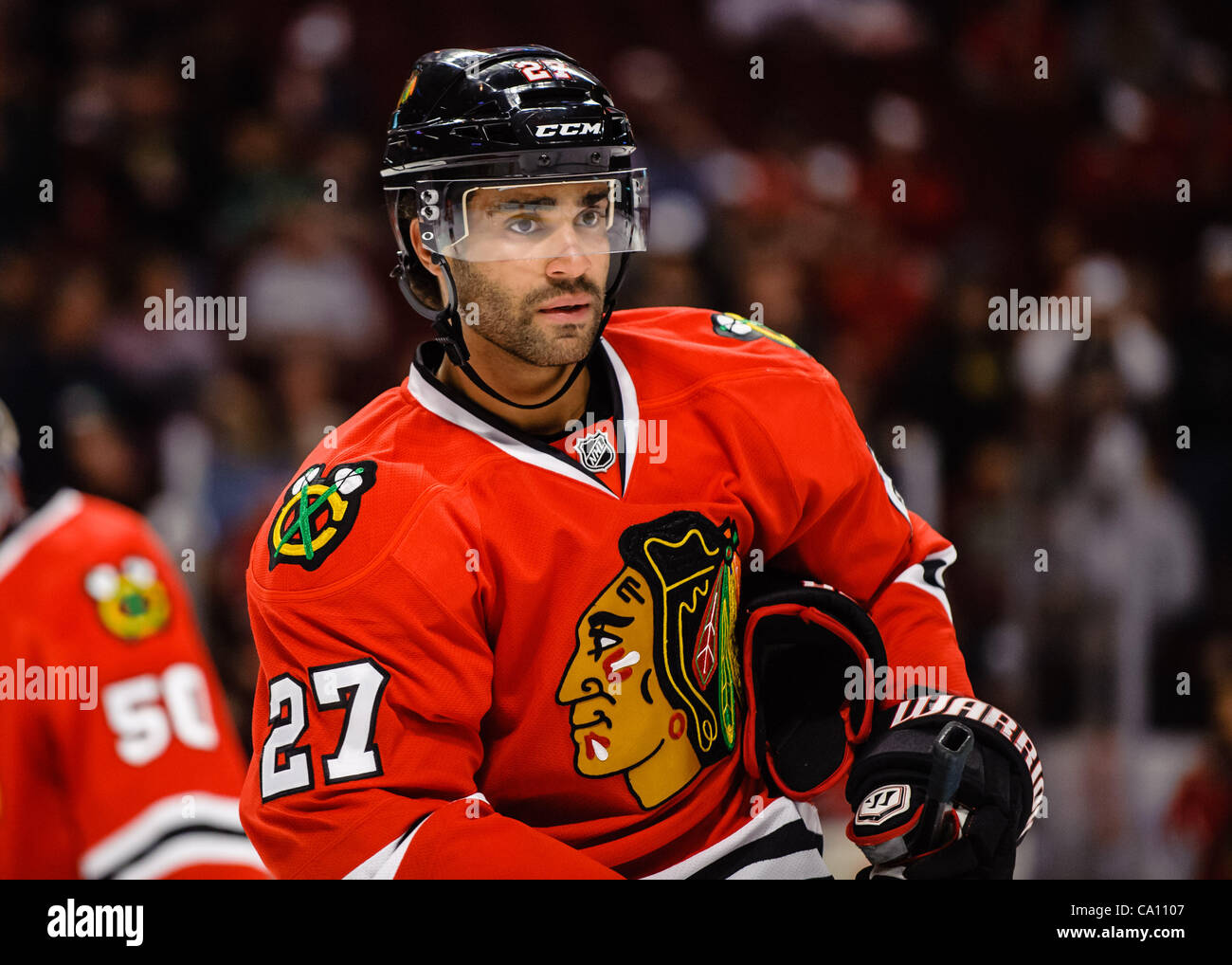 13. März 2012 - Chicago, Illinois, USA - Chicago Verteidiger Johnny Oduya (27) während Poloshirt vor dem NHL-Spiel zwischen den Chicago Blackhawks und den St. Louis Blues im United Center in Chicago, IL. Die Blackhawks besiegt den Blues 4-3 in eine Schießerei. (Kredit-Bild: © John Rowland/Southcree Stockfoto