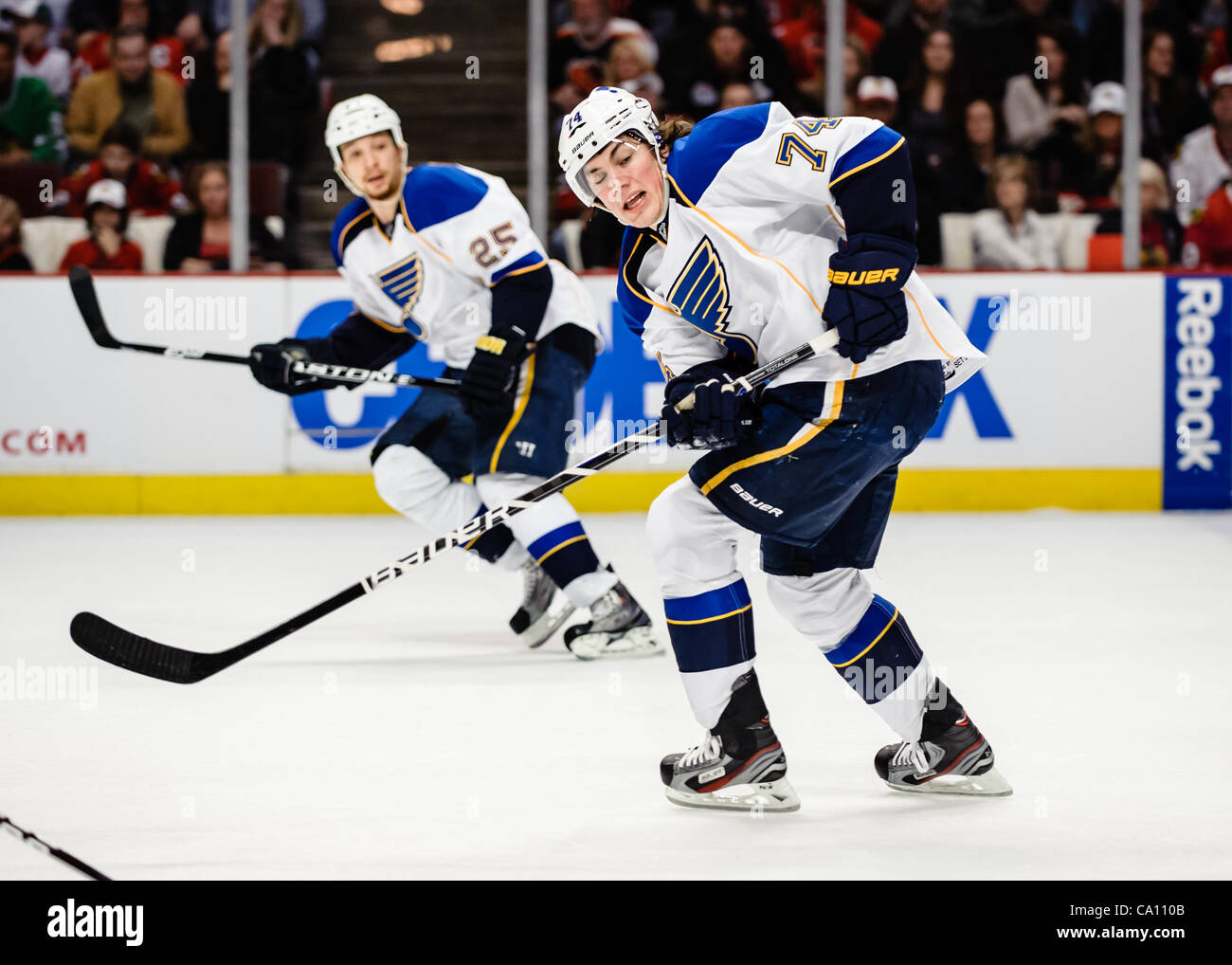 13. März 2012 - Chicago, Illinois, USA - St. Louis Zentrum TJ Oshie (74) während der NHL-Spiel zwischen den Chicago Blackhawks und den St. Louis Blues im United Center in Chicago, IL. Die Blackhawks besiegt den Blues 4-3 in eine Schießerei. (Kredit-Bild: © John Rowland/Southcreek/ZUMAPRESS.com) Stockfoto