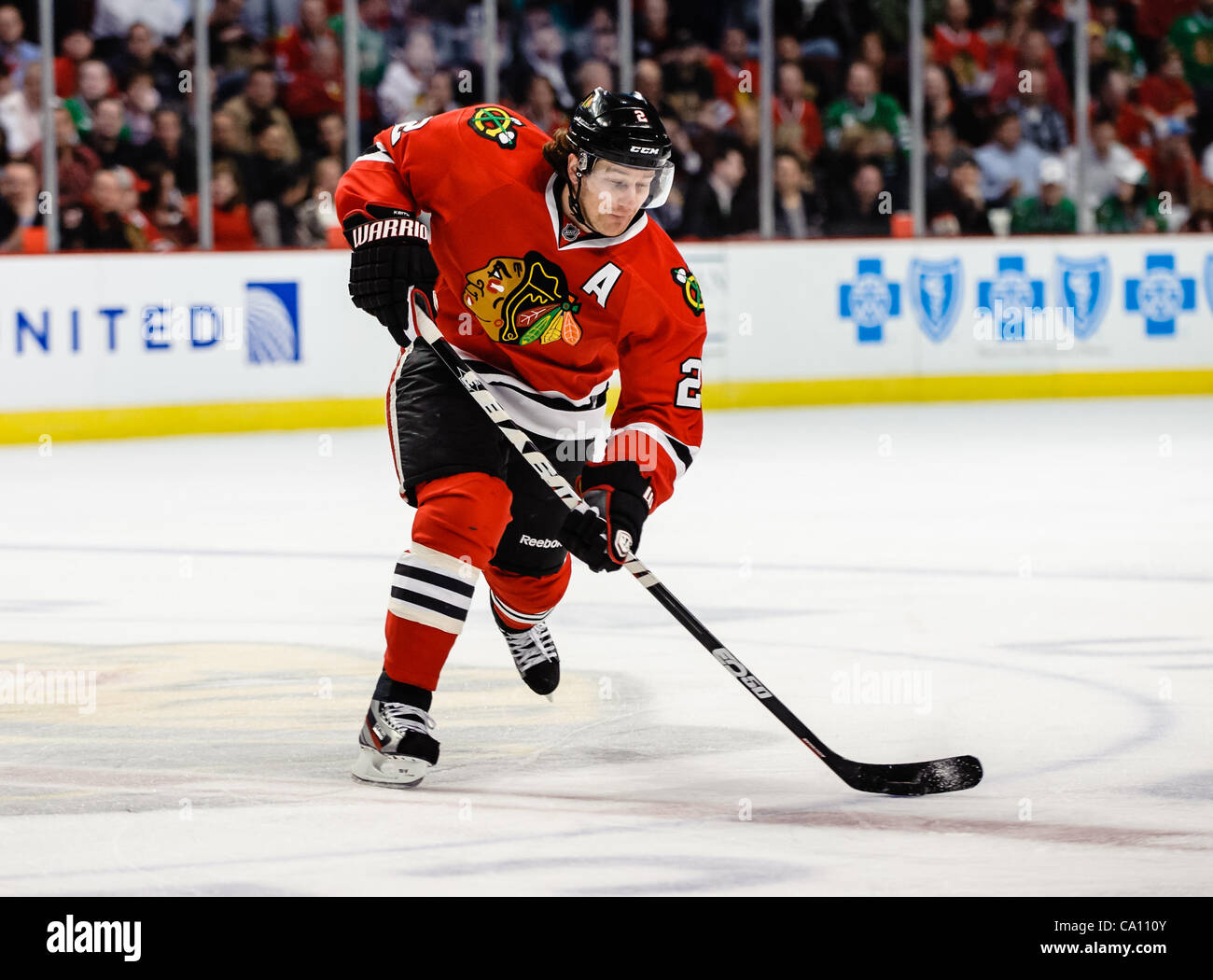 13. März 2012 - sichert Chicago, Illinois, USA - Chicago Verteidiger Duncan Keith (2) den Puck in der offensive Zone während des NHL-Spiels zwischen den Chicago Blackhawks und den St. Louis Blues im United Center in Chicago, IL. Die Blackhawks besiegt den Blues 4-3 in eine Schießerei. (Kredit-Bild: © J Stockfoto