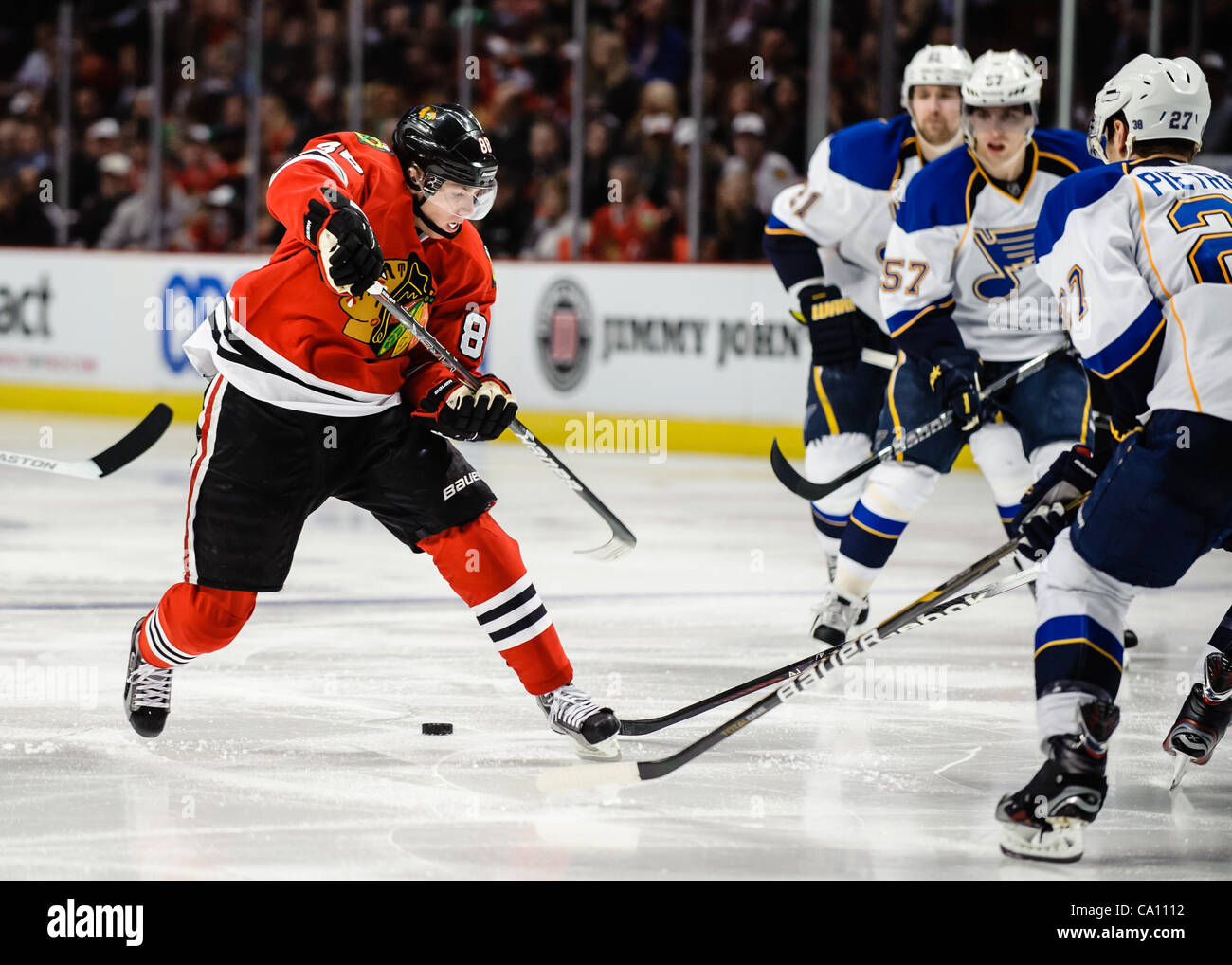 13. März 2012 - skates Chicago, Illinois, USA - Chicago Center Patrick Kane (88) mit dem Puck während des NHL-Spiels zwischen den Chicago Blackhawks und die St. Louis Blues im United Center in Chicago, IL. Die Blackhawks besiegt den Blues 4-3 in eine Schießerei. (Kredit-Bild: © John Rowland/Southcree Stockfoto