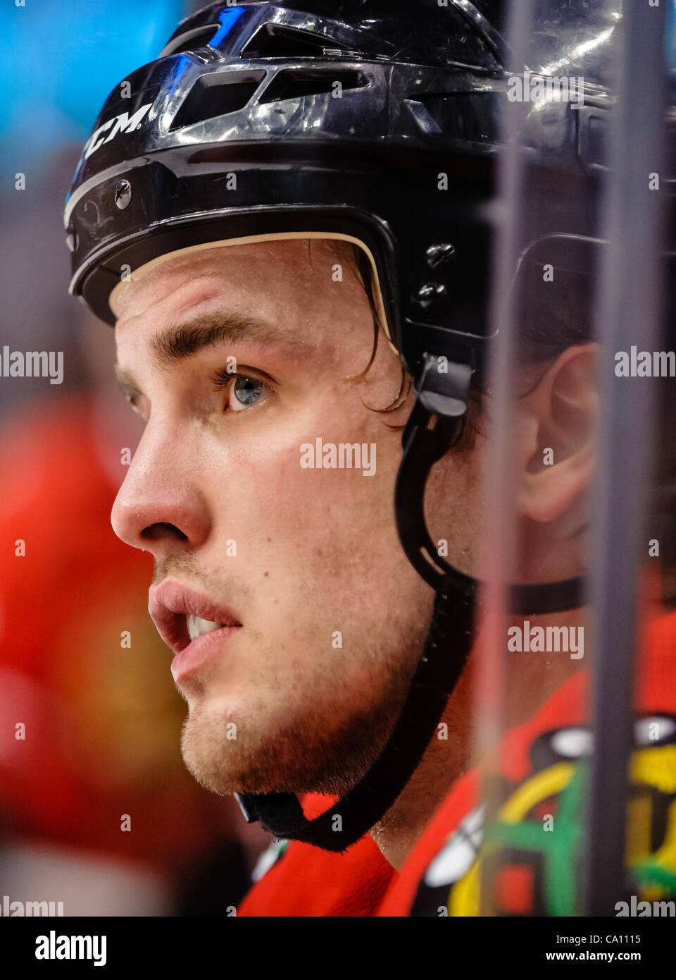 13. März 2012 - Chicago, Illinois, USA - Chicago Verteidiger Niklas Hjalmarsson (4) Uhren von der Bank während des NHL-Spiels zwischen den Chicago Blackhawks und den St. Louis Blues im United Center in Chicago, IL. Die Blackhawks besiegt den Blues 4-3 in eine Schießerei. (Kredit-Bild: © John Rowlan Stockfoto