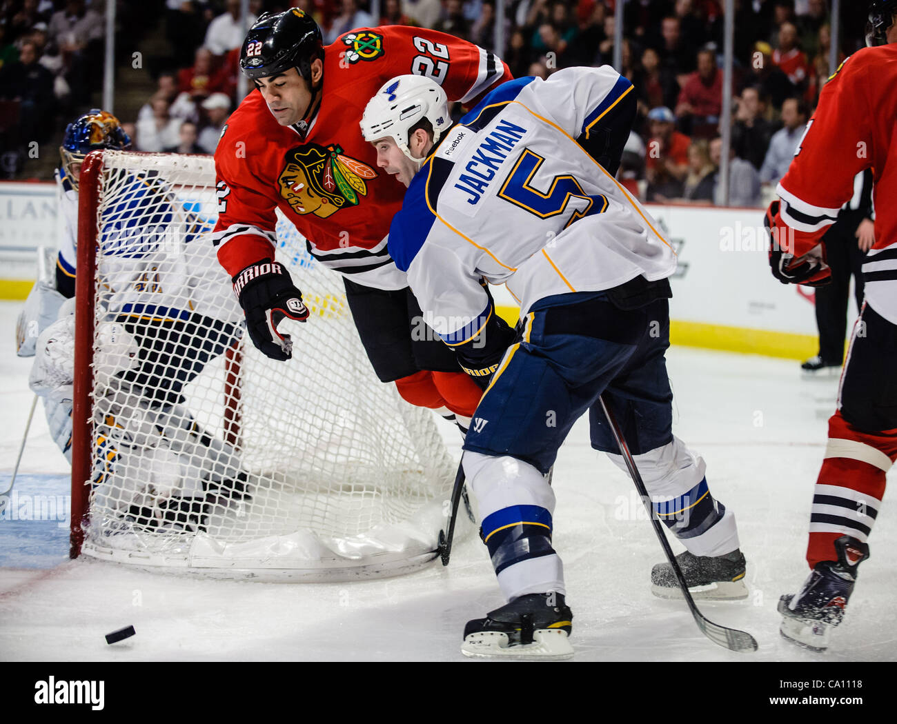 13. März 2012 - Chicago, Illinois, USA - St. Louis Verteidiger Barret Jackman (5) und Chicago rechten Flügel Jamal Mayers (22)-Kampf um den Puck hinter dem Netz während des NHL-Spiels zwischen den Chicago Blackhawks und den St. Louis Blues im United Center in Chicago, IL. Die Blackhawks besiegt die Bl Stockfoto