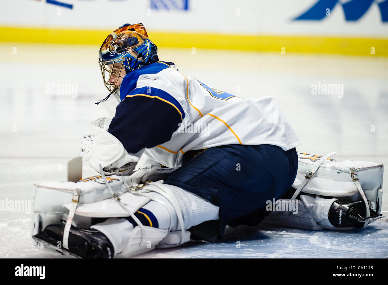 13. März 2012 - Chicago, Illinois, USA - St. Louis Torwart erstreckt sich Jaroslav Halak (41) während des NHL-Spiels zwischen den Chicago Blackhawks und den St. Louis Blues im United Center in Chicago, IL. Die Blackhawks besiegt den Blues 4-3 in eine Schießerei. (Kredit-Bild: © John Rowland/Southcreek/ZUMAP Stockfoto