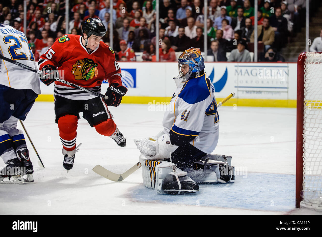 13. März 2012 - ist Chicago, Illinois, USA - St. Louis Goalie Jaroslav Halak (41) kein Schuss durch das Sieb des Chicago Center Andrew Shaw (65) während des NHL-Spiels zwischen den Chicago Blackhawks und den St. Louis Blues im United Center in Chicago, IL aufhören. Die Blackhawks besiegt die Bl Stockfoto