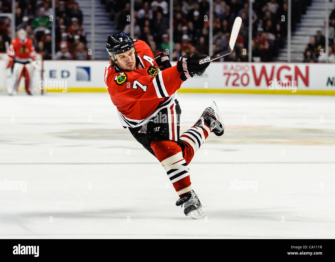 13. März 2012 - schießt Chicago, Illinois, USA - Chicago Verteidiger Brent Seabrook (7) den Puck in das NHL-Spiel zwischen den Chicago Blackhawks und den St. Louis Blues im United Center in Chicago, IL. Die Blackhawks besiegt den Blues 4-3 in eine Schießerei. (Kredit-Bild: © John Rowland/Southcree Stockfoto