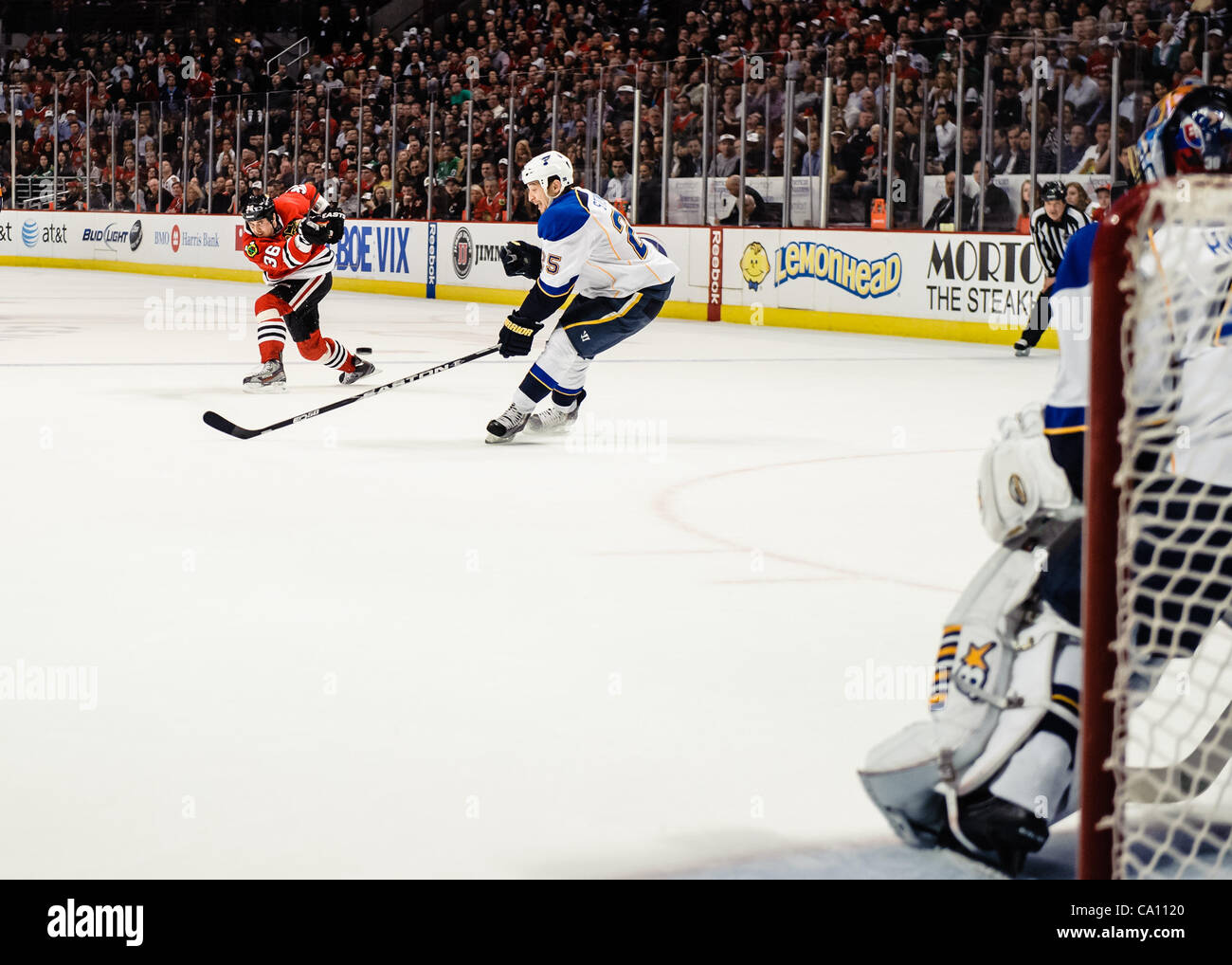 13. März 2012 - schießt Chicago, Illinois, USA - Chicago Zentrum Dave Bolland (36) den Puck hinter St. Louis rechten Flügel Chris Stewart (25) während des NHL-Spiels zwischen den Chicago Blackhawks und den St. Louis Blues im United Center in Chicago, IL. Die Blackhawks besiegt den Blues 4-3 in eine Schießerei. Stockfoto