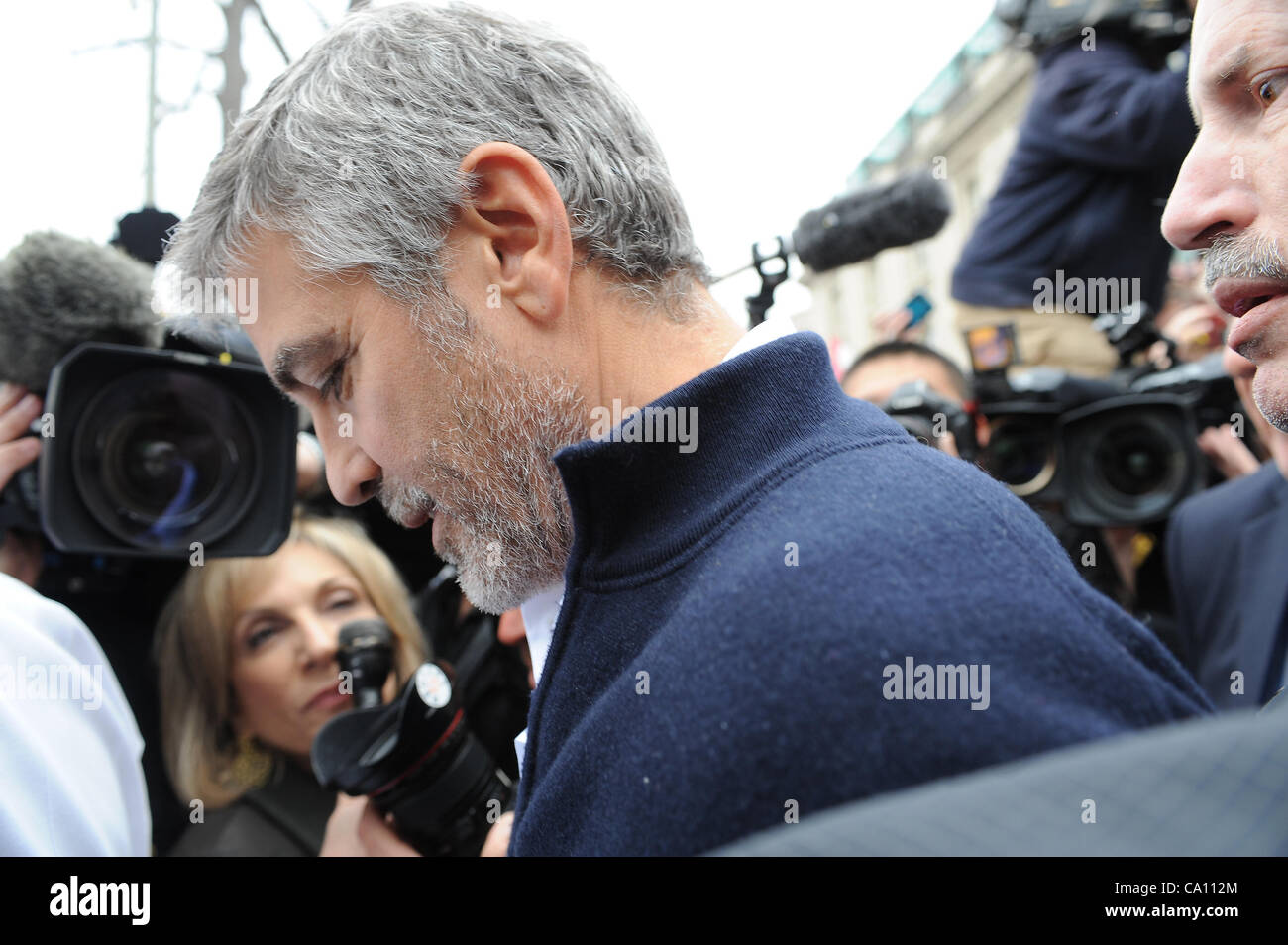 16. März 2012 - Washington, District Of Columbia, USA -. Schauspieler George Clooney schließt sich Demonstranten vor der Botschaft des Sudan, als er ausspricht, um die Gewalt und das Töten der Menschen im Land des Sudan zu beenden. George Clooney wird verhaftet. Stockfoto